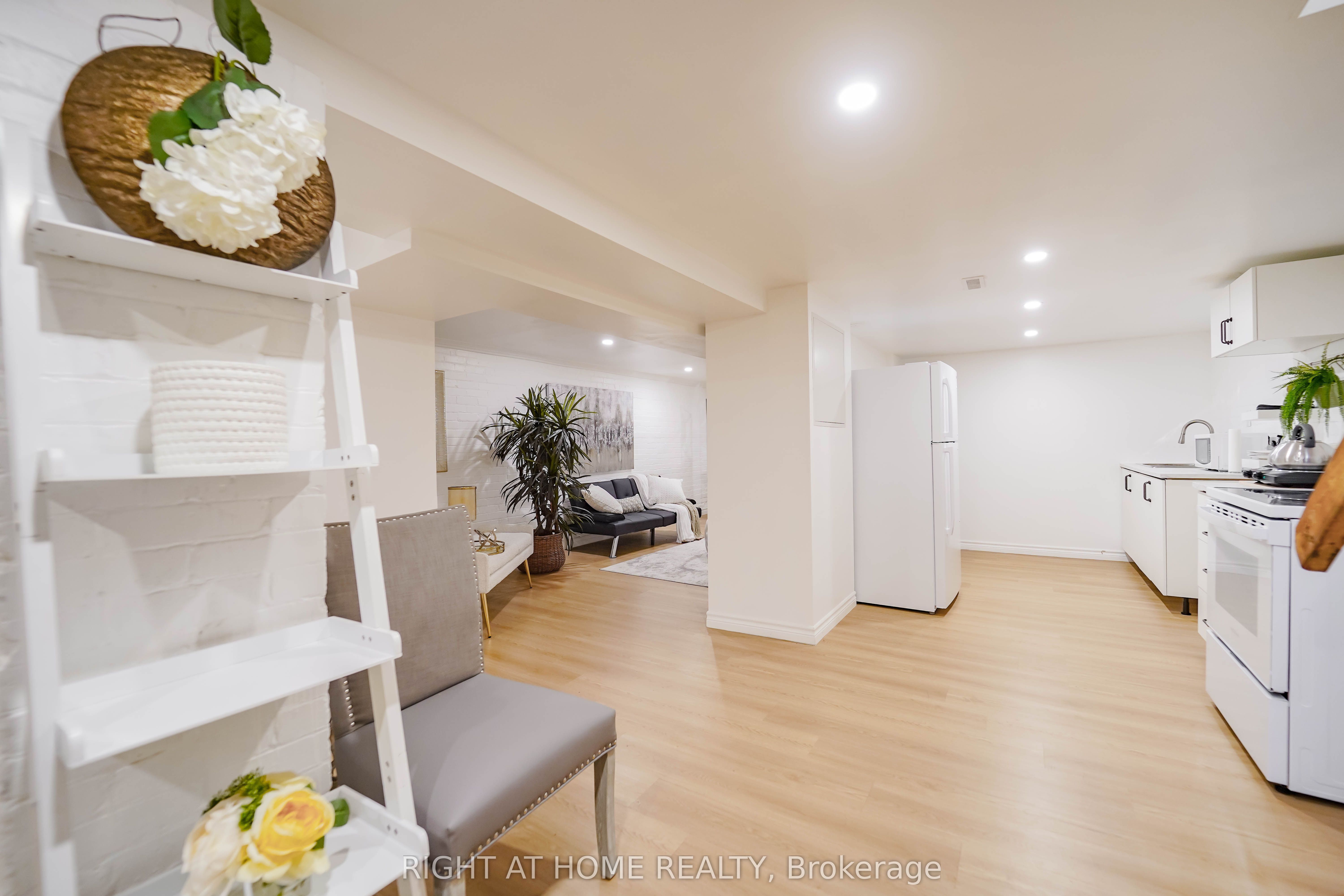 #lower - 1092 Bathurst Street Property Photo 5