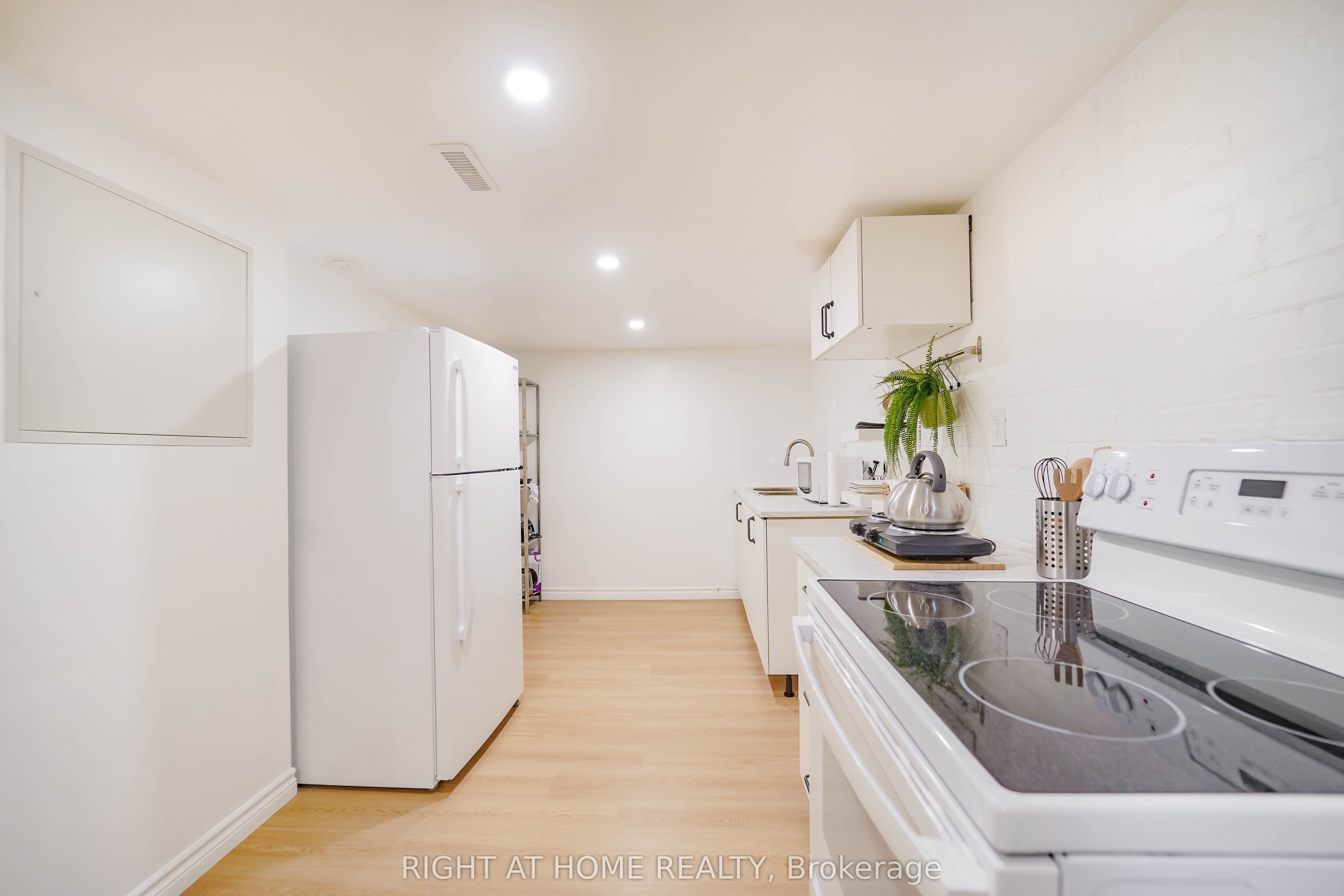 #lower - 1092 Bathurst Street Property Photo 6