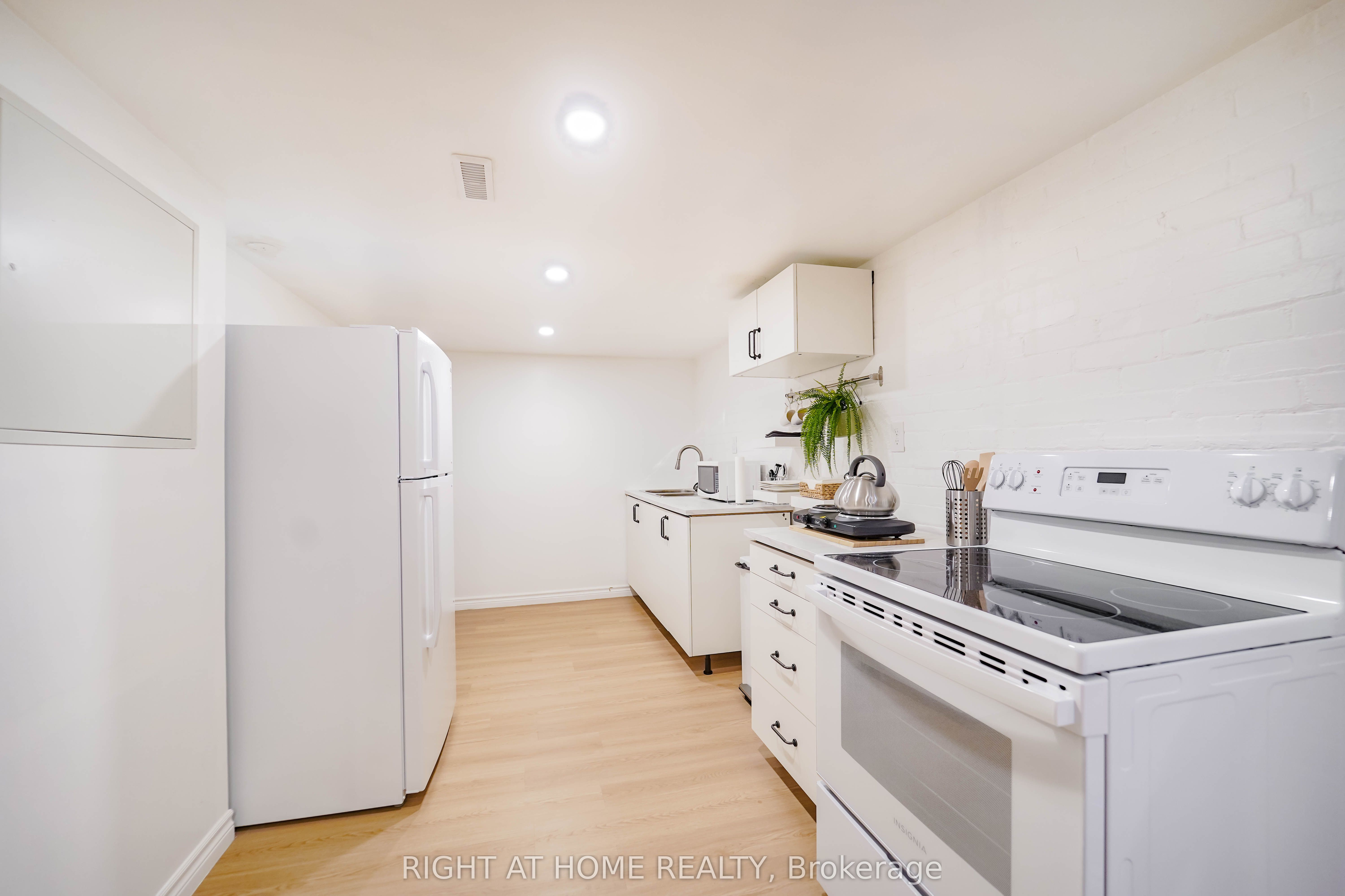 #lower - 1092 Bathurst Street Property Photo 7