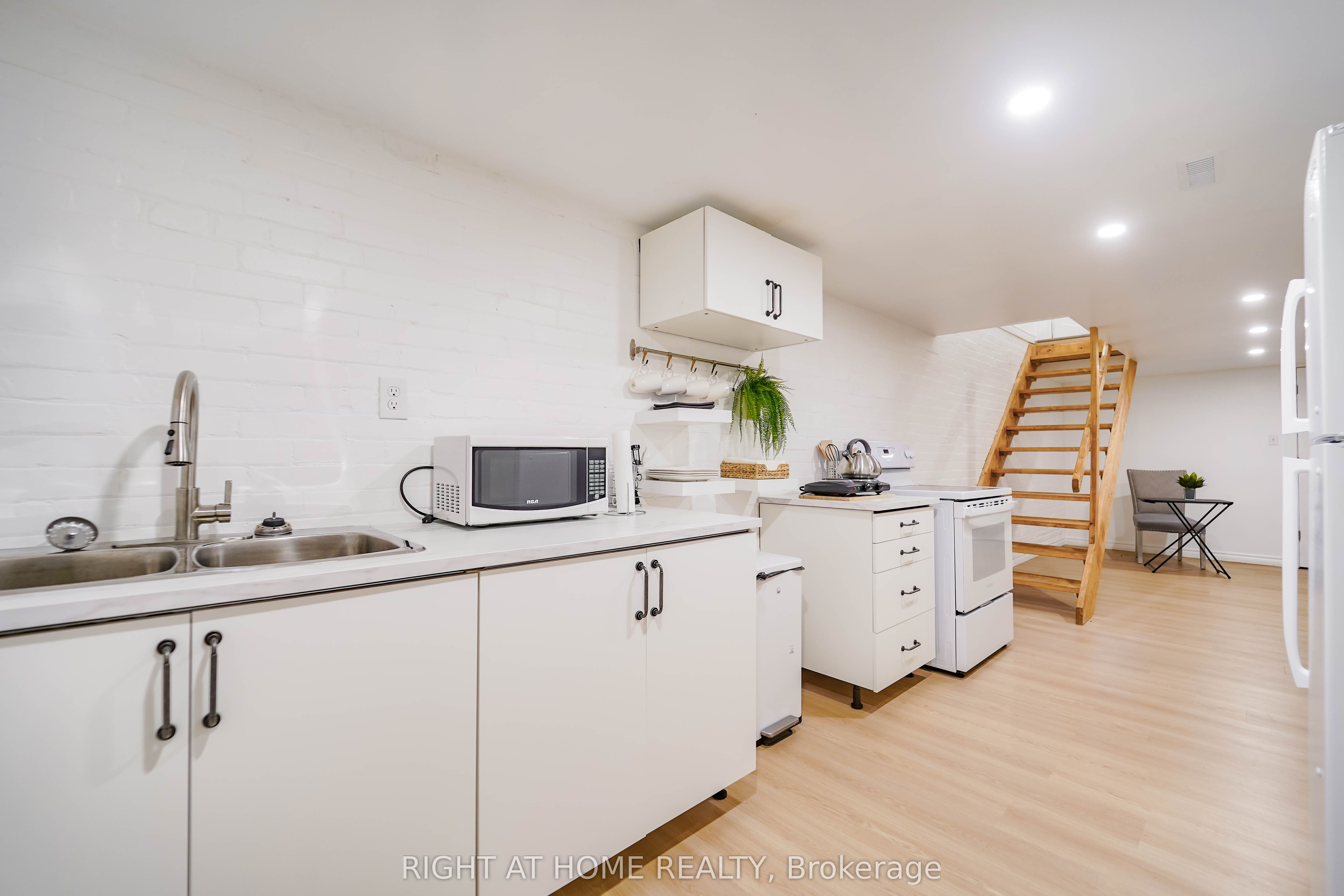 #lower - 1092 Bathurst Street Property Photo 8