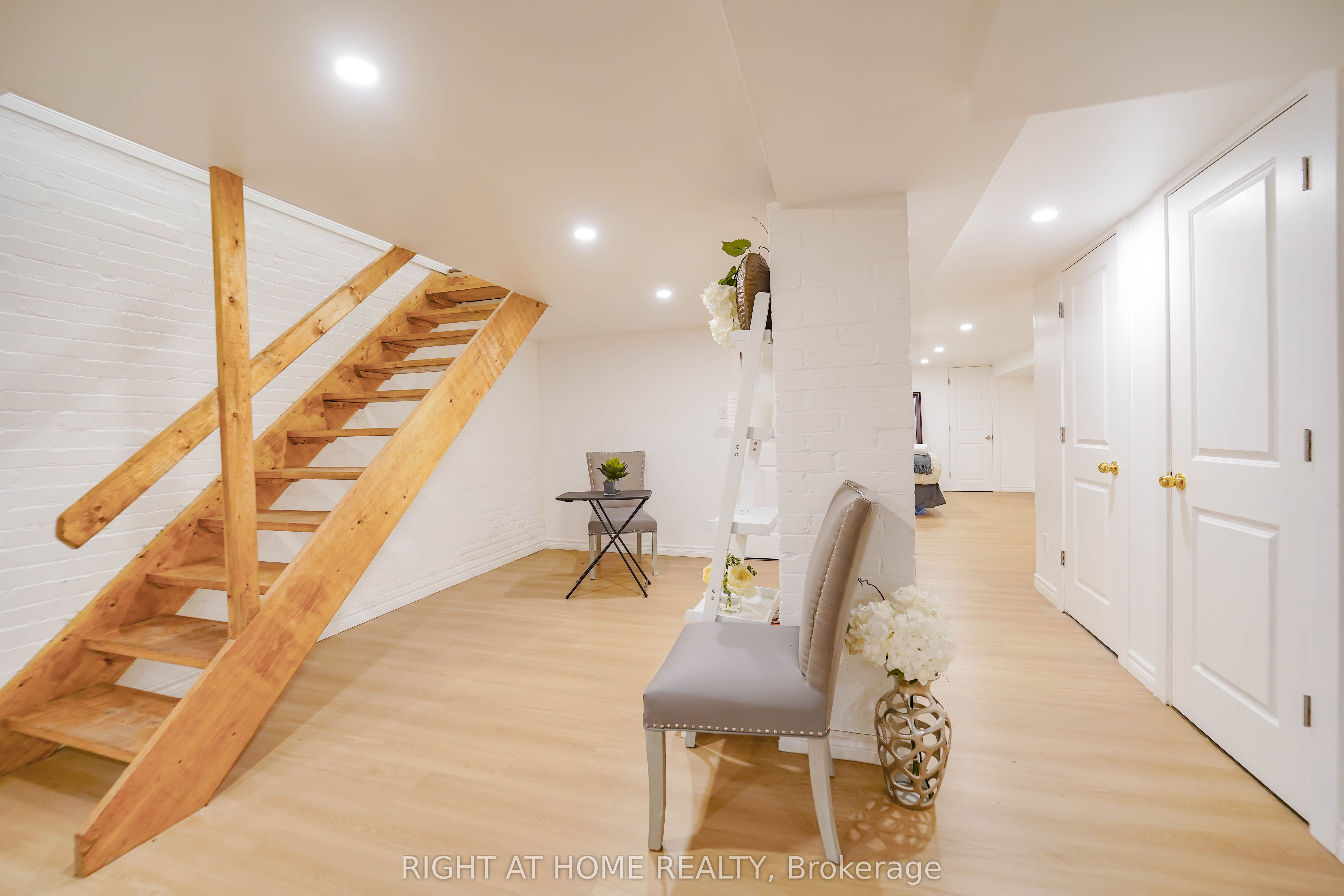 #lower - 1092 Bathurst Street Property Photo 9