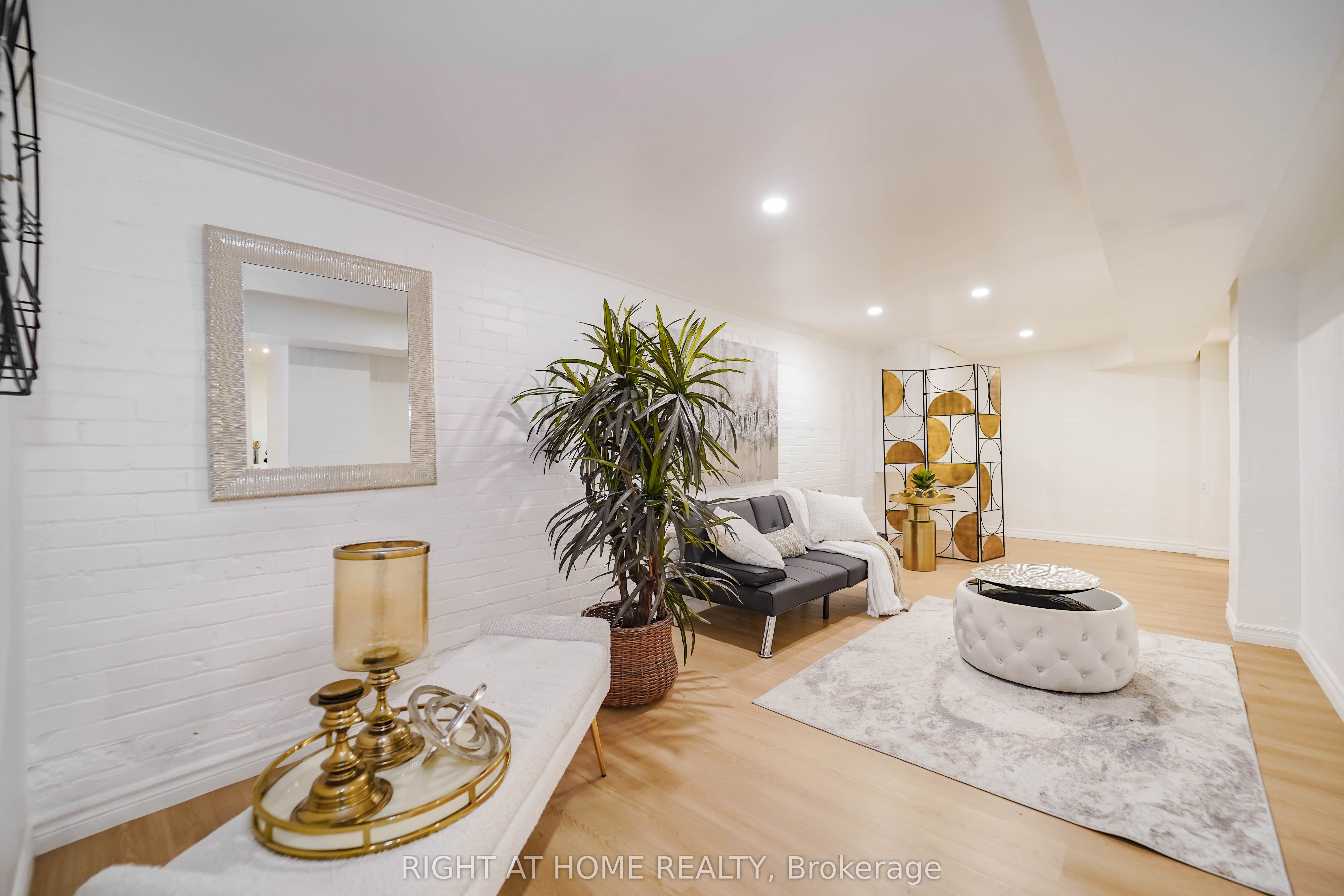 #lower - 1092 Bathurst Street Property Photo 10