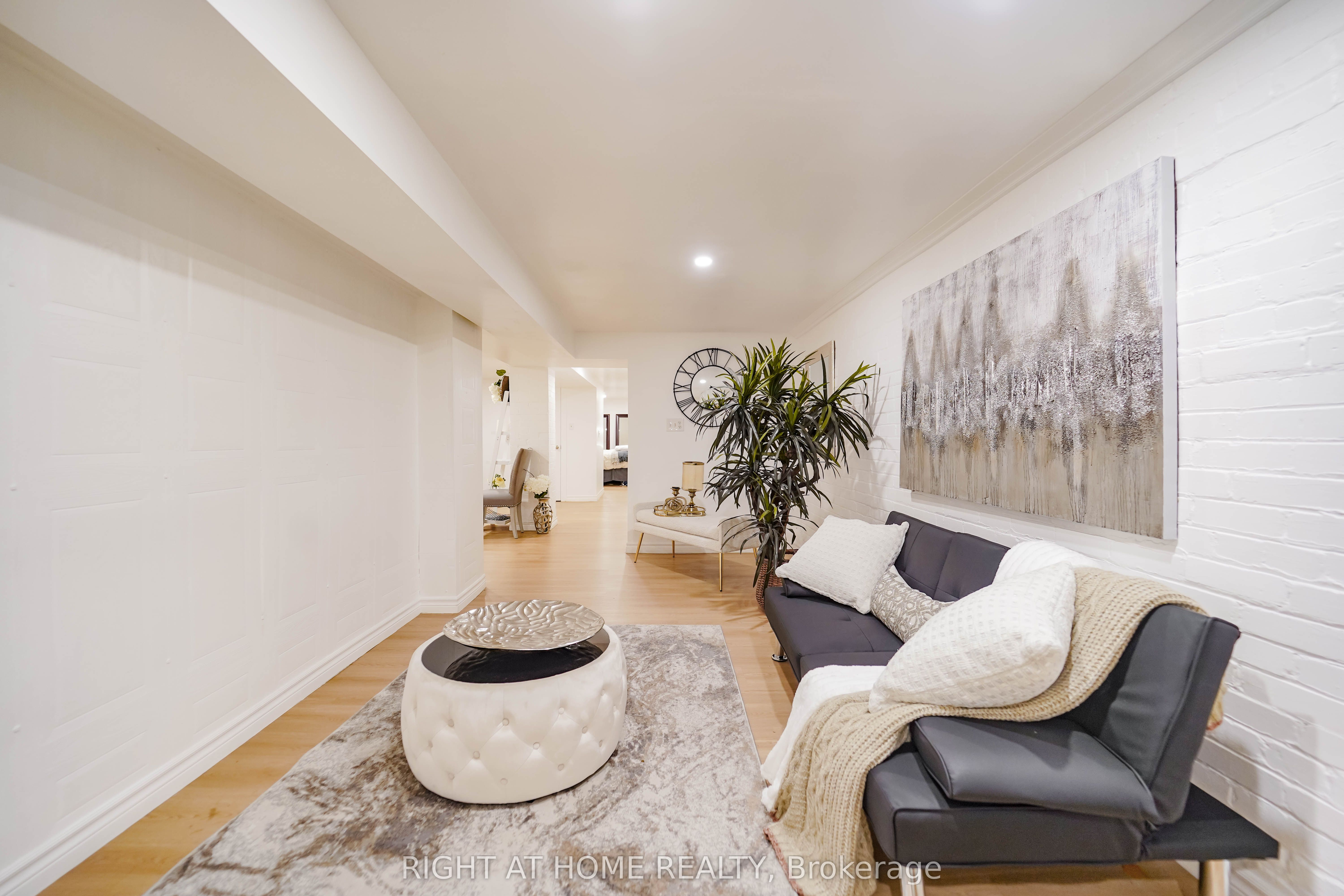 #lower - 1092 Bathurst Street Property Photo 12