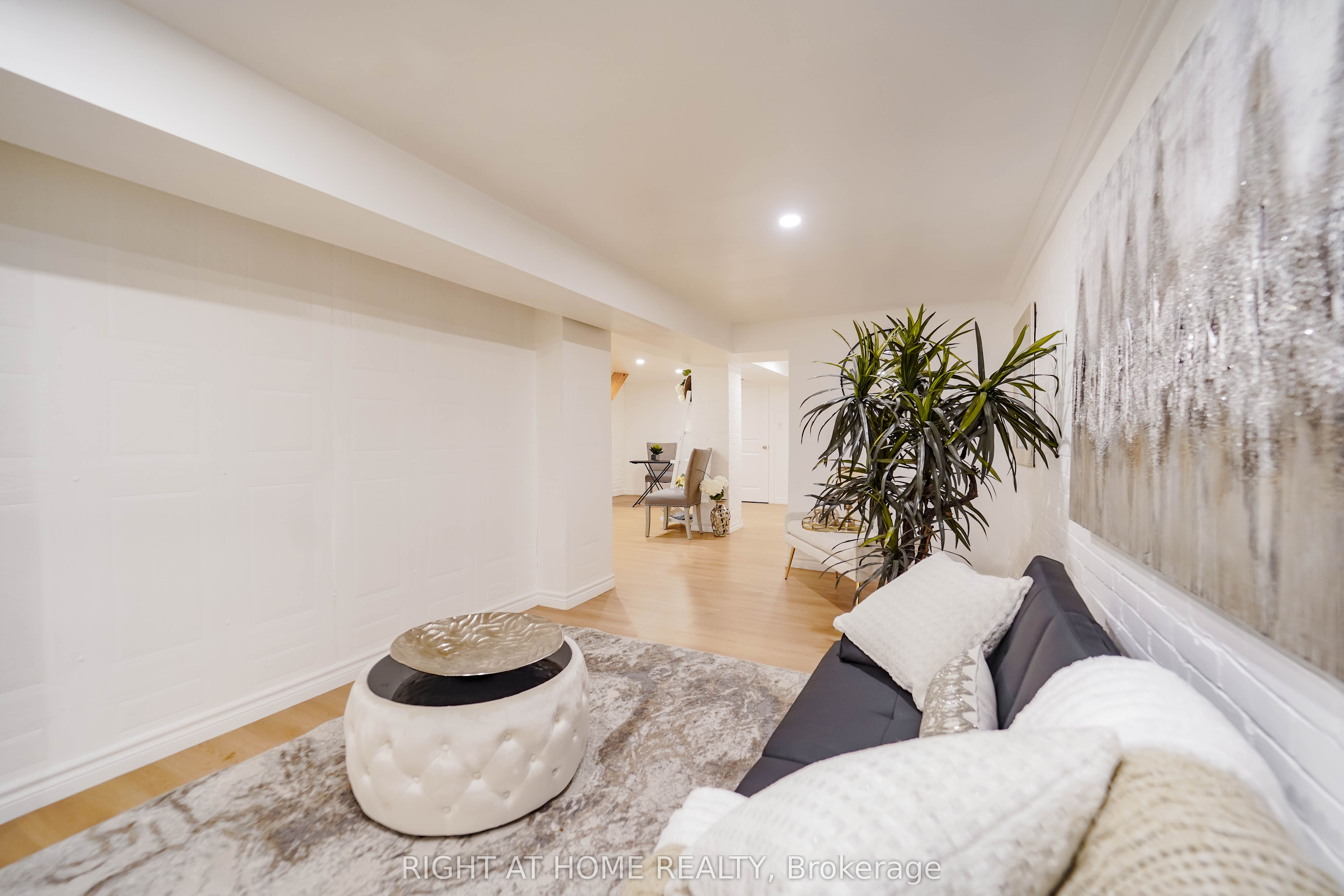#lower - 1092 Bathurst Street Property Photo 13