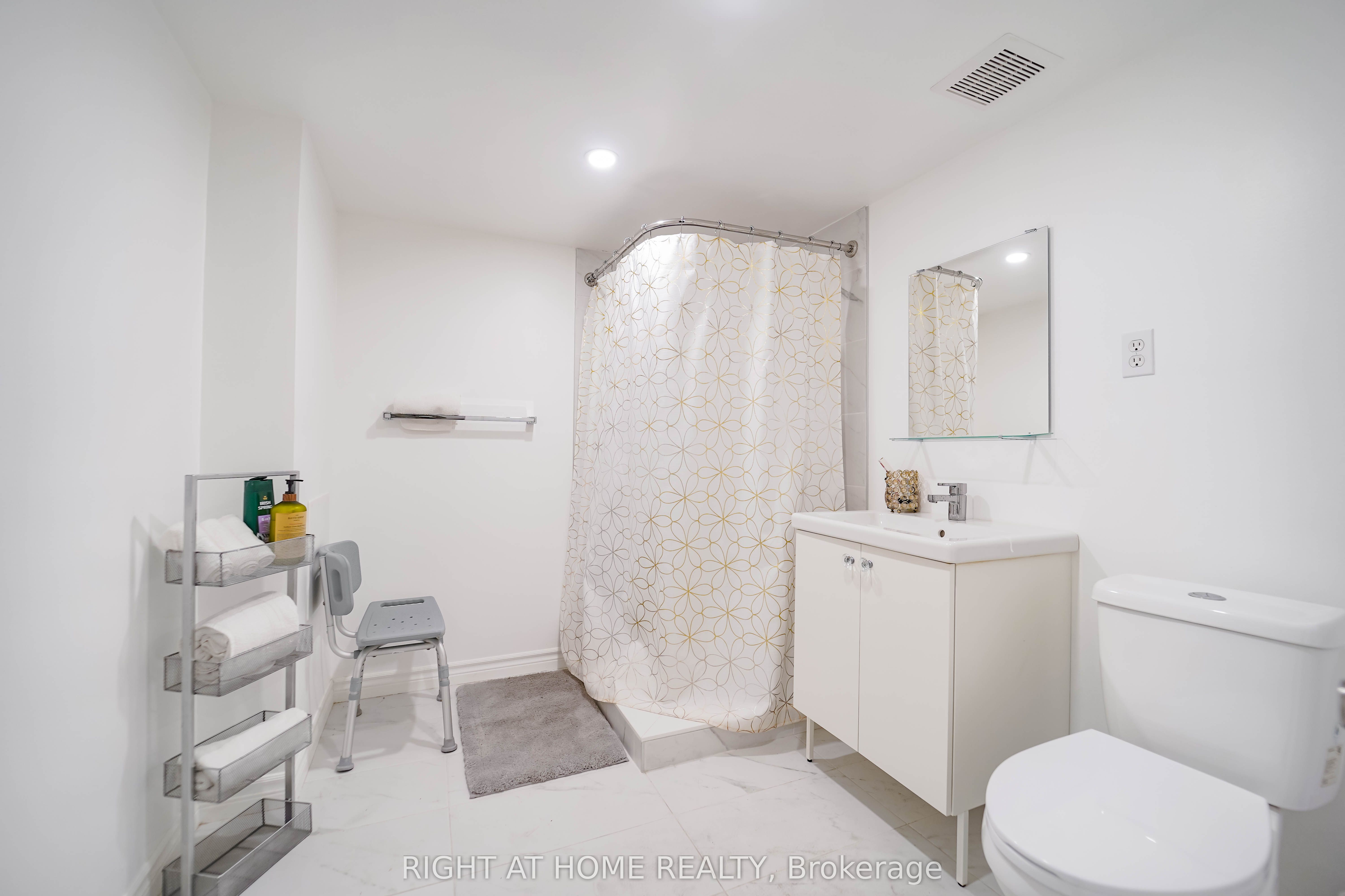 #lower - 1092 Bathurst Street Property Photo 14