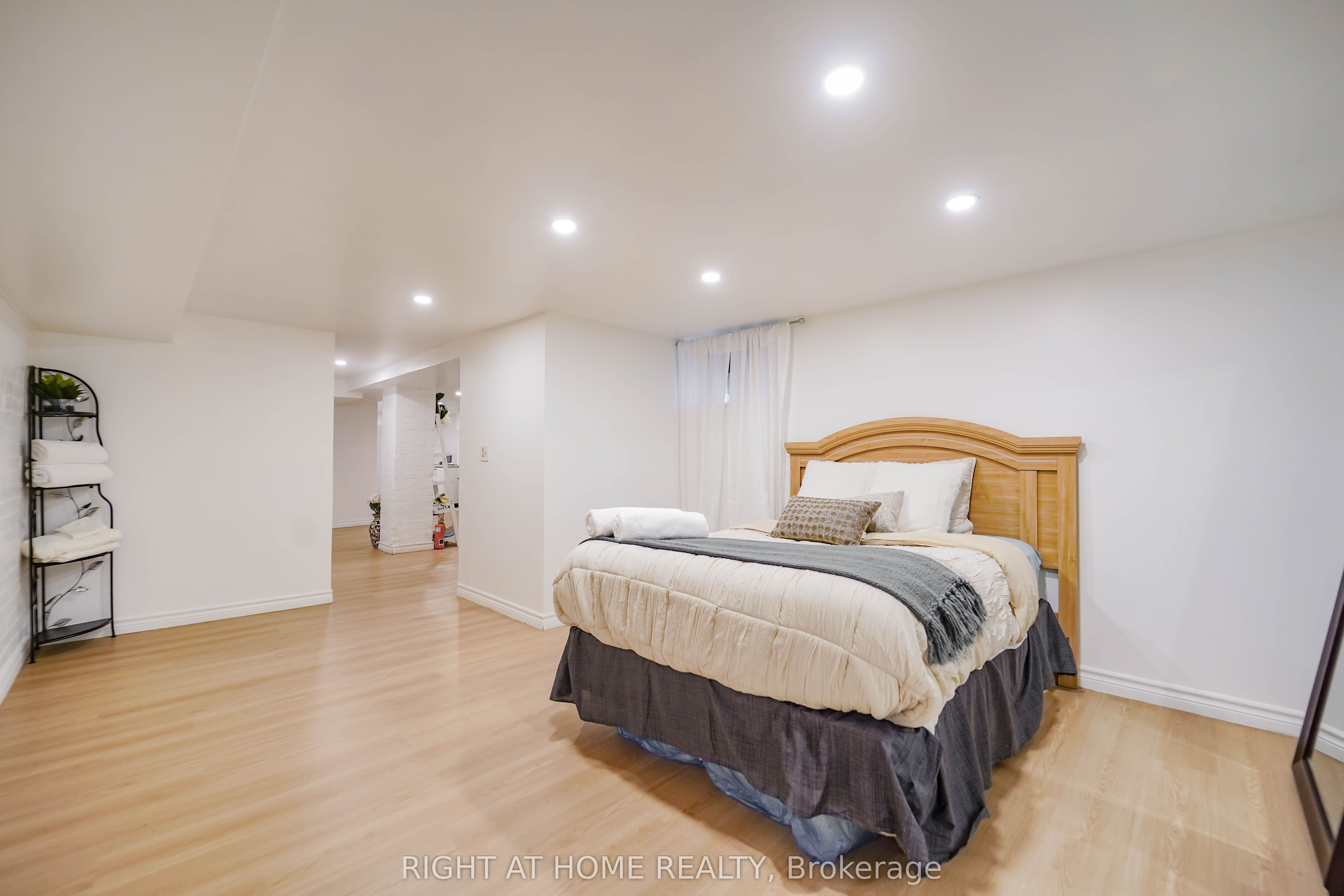 #lower - 1092 Bathurst Street Property Photo 16