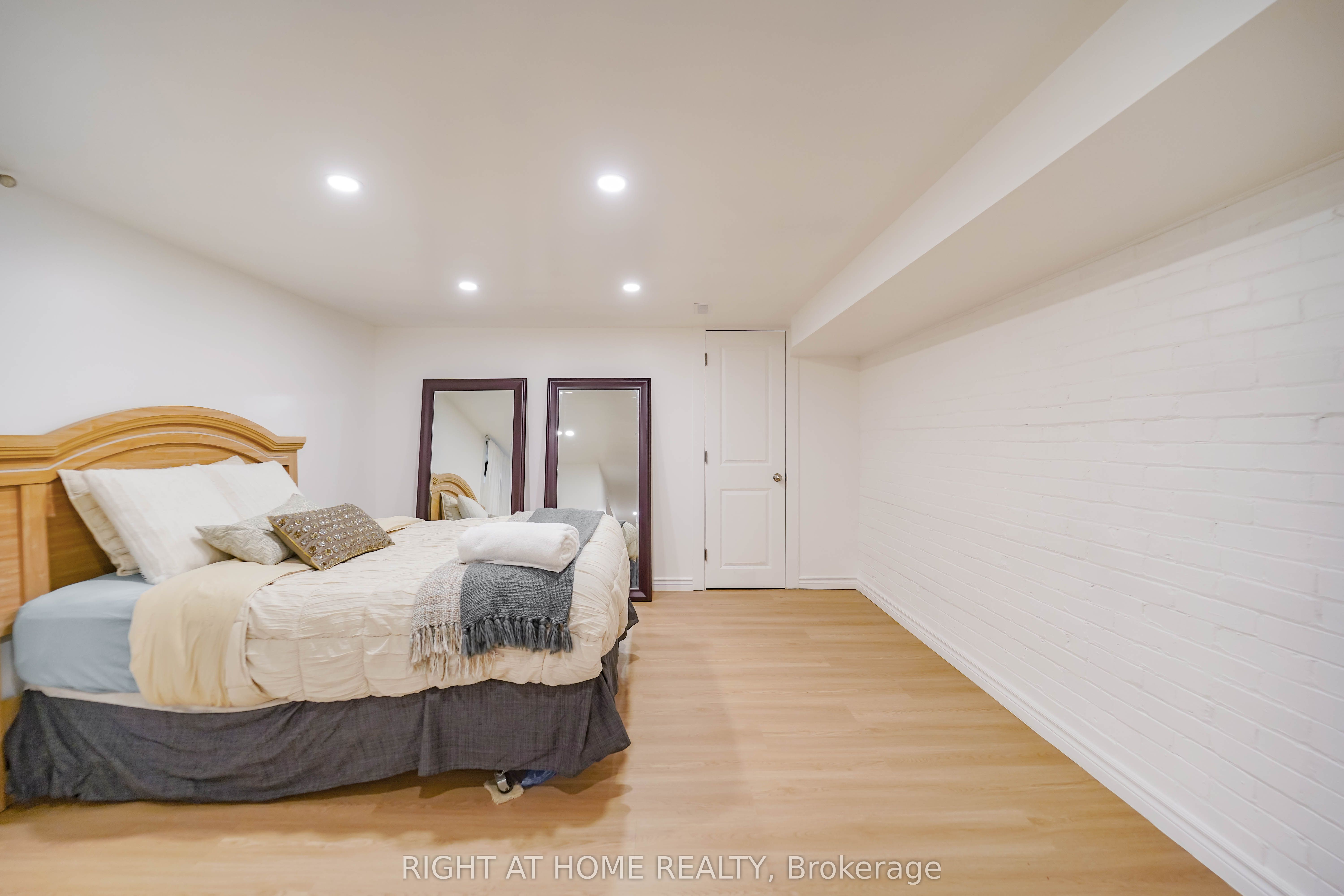 #lower - 1092 Bathurst Street Property Photo 17