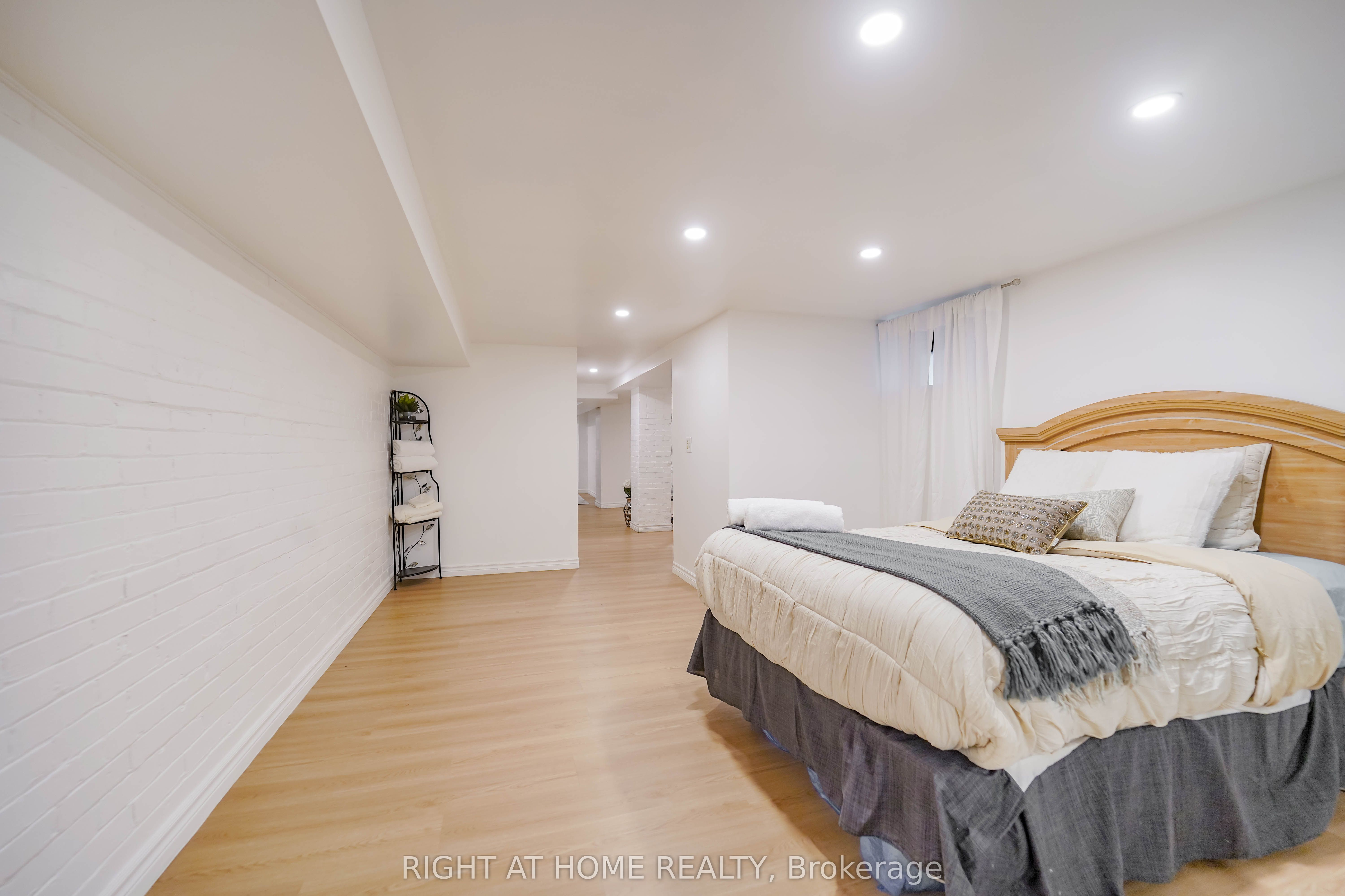 #lower - 1092 Bathurst Street Property Photo 18