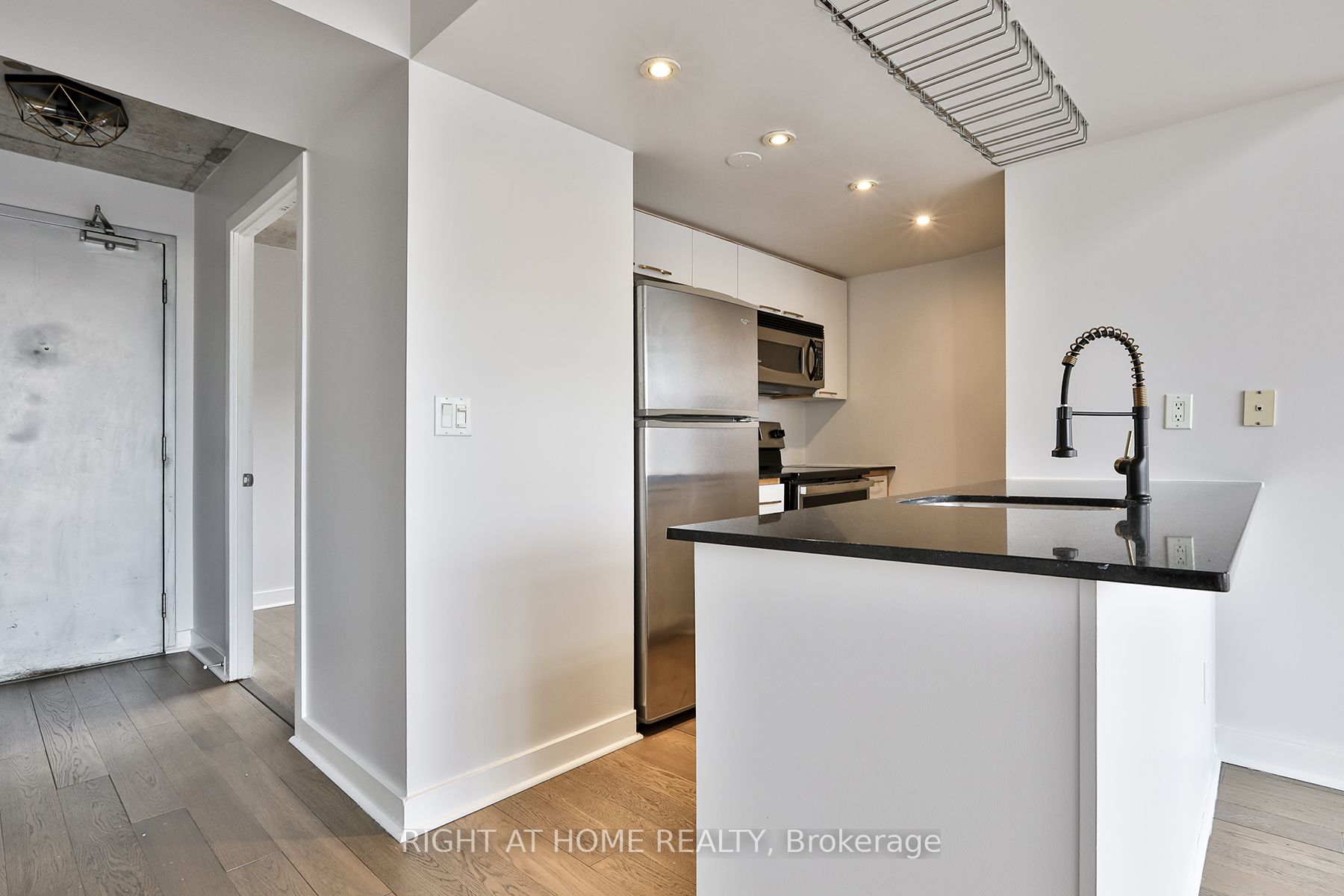 #408 - 255 Richmond Street Property Photo 4