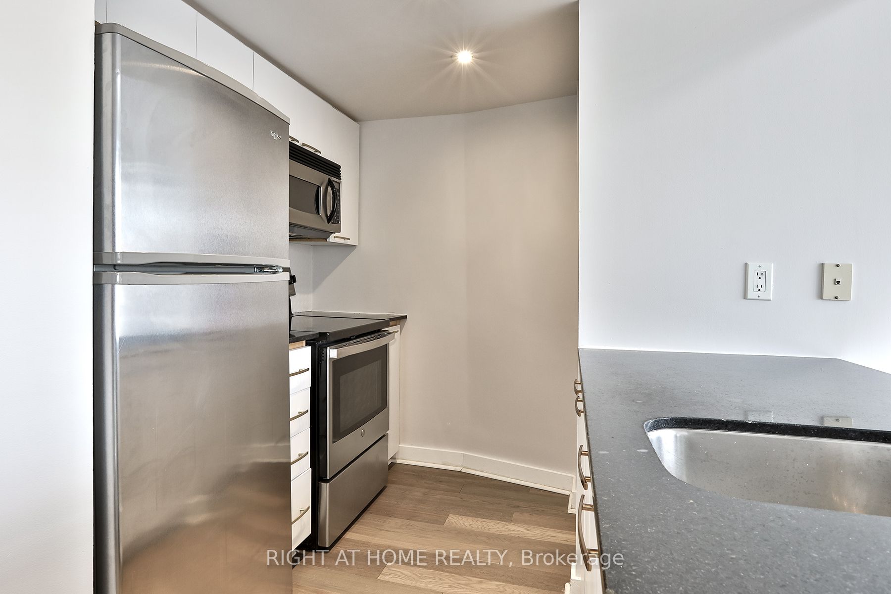 #408 - 255 Richmond Street Property Photo 6