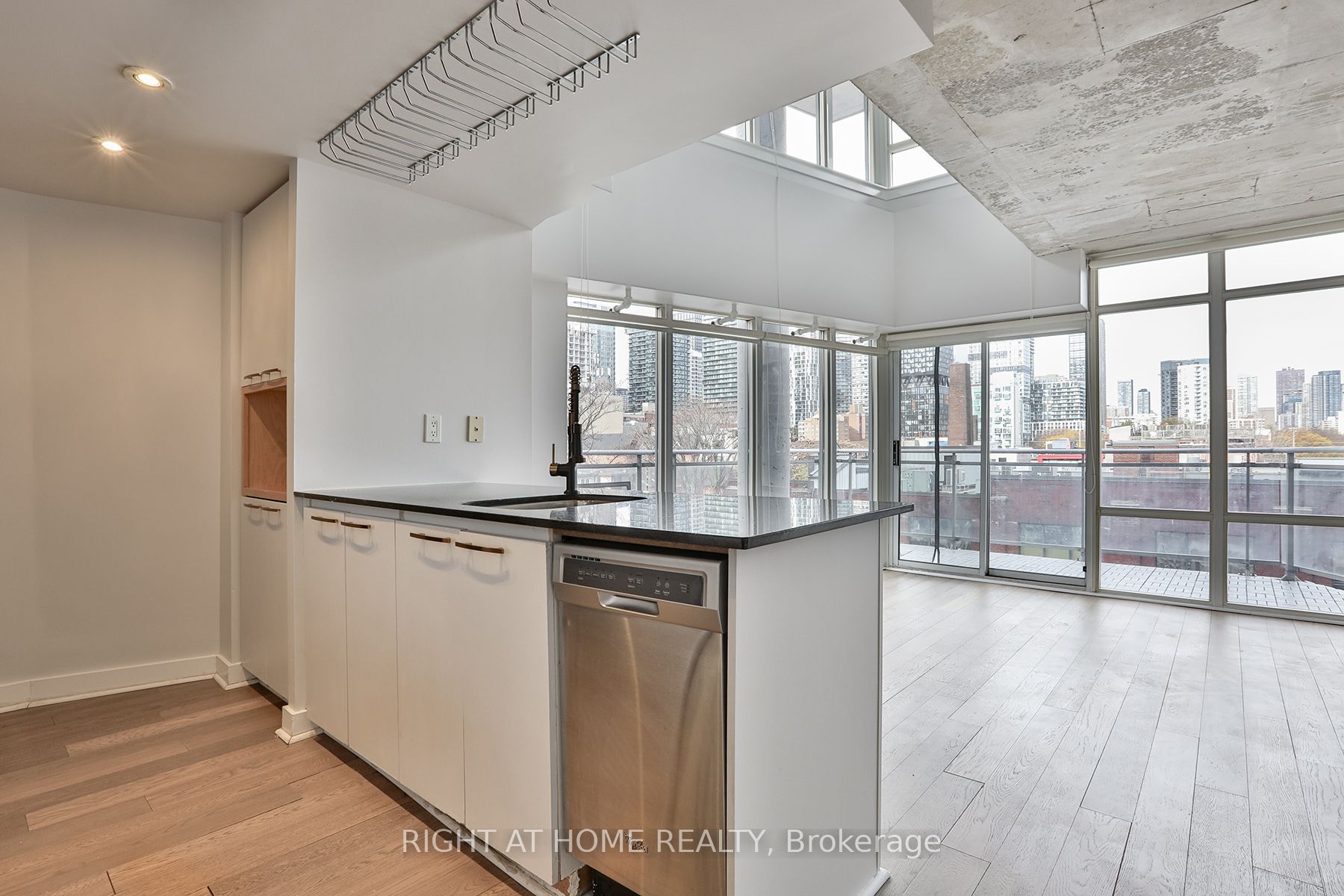 #408 - 255 Richmond Street Property Photo 7