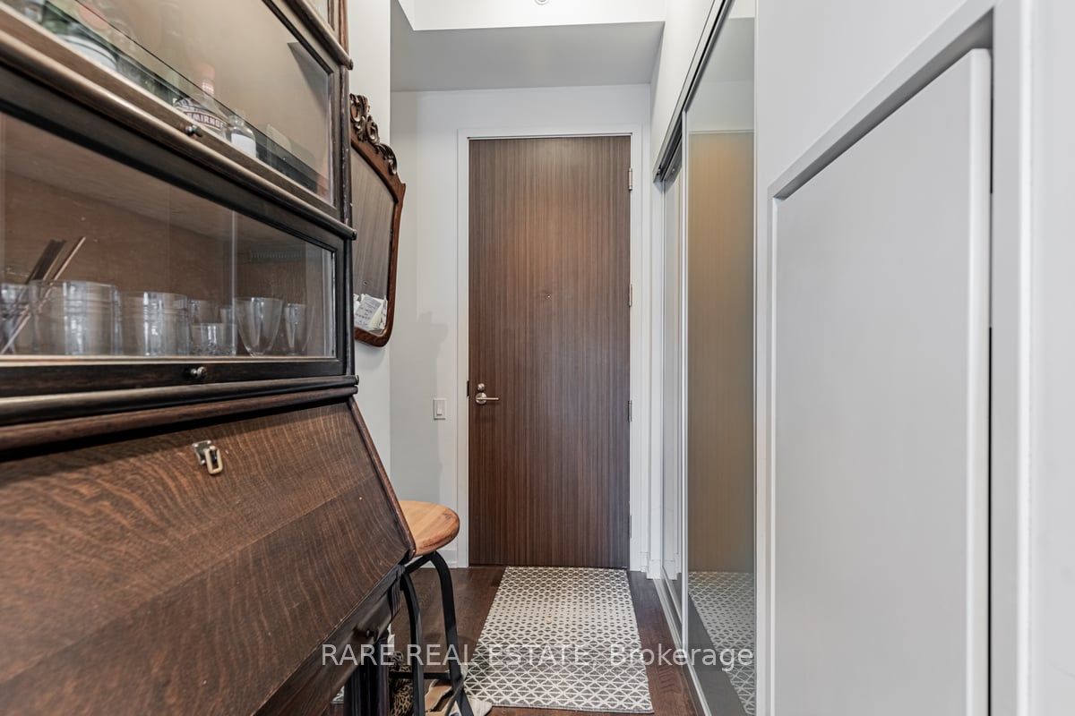 #1004 - 560 King Street Property Photo 4