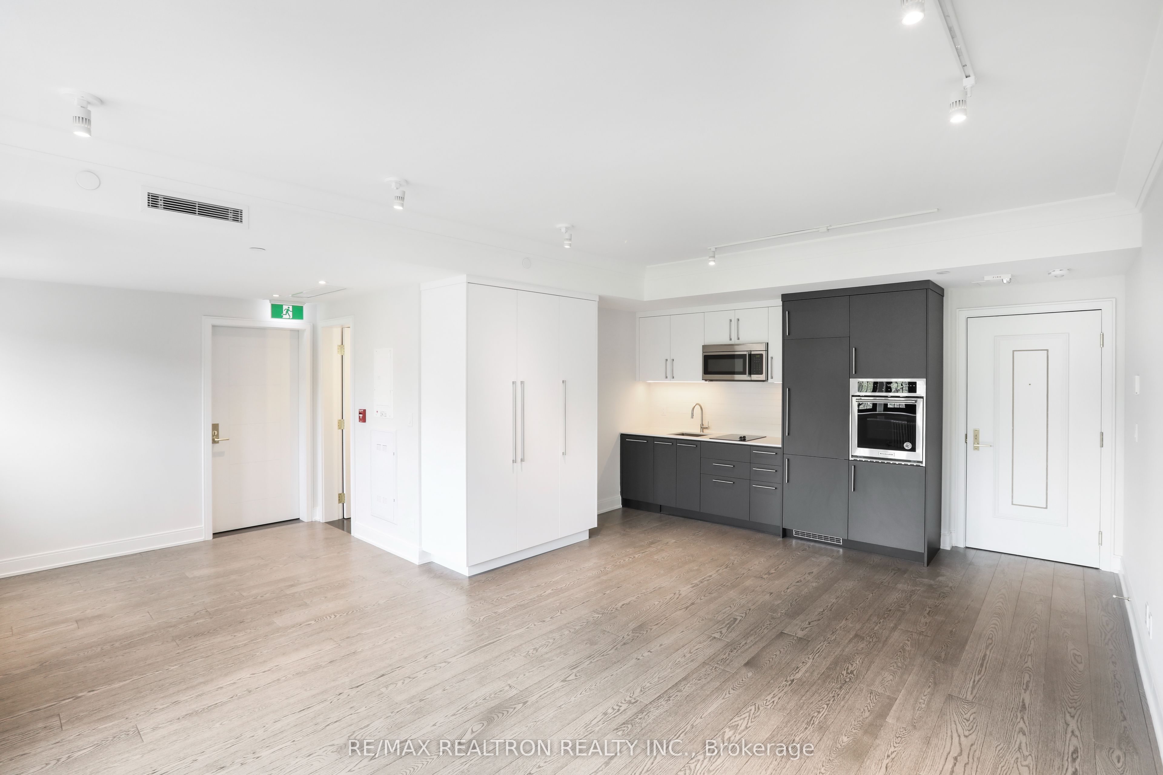 #304 - 2 Clarendon Avenue Property Photo 1