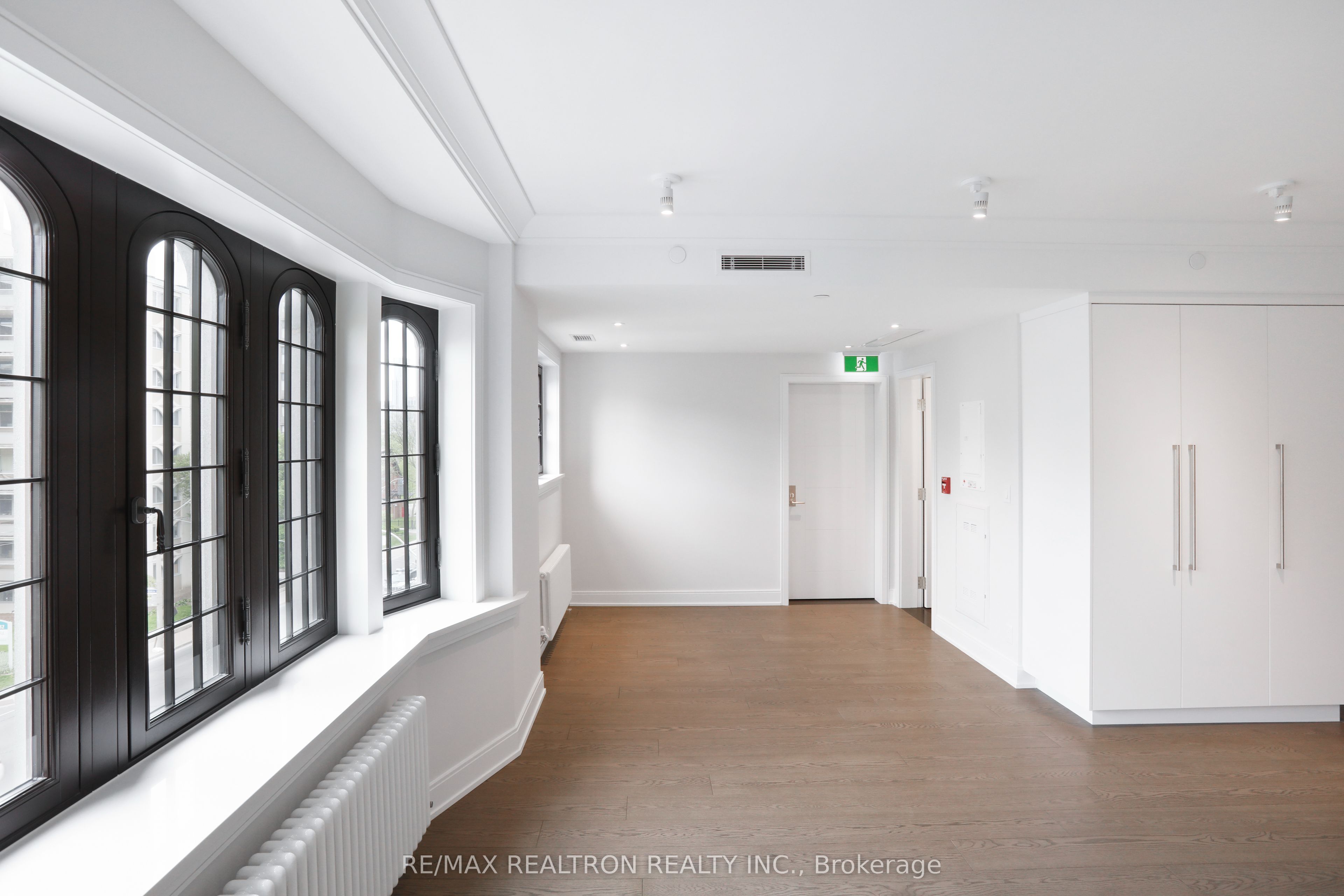#304 - 2 Clarendon Avenue Property Photo 2