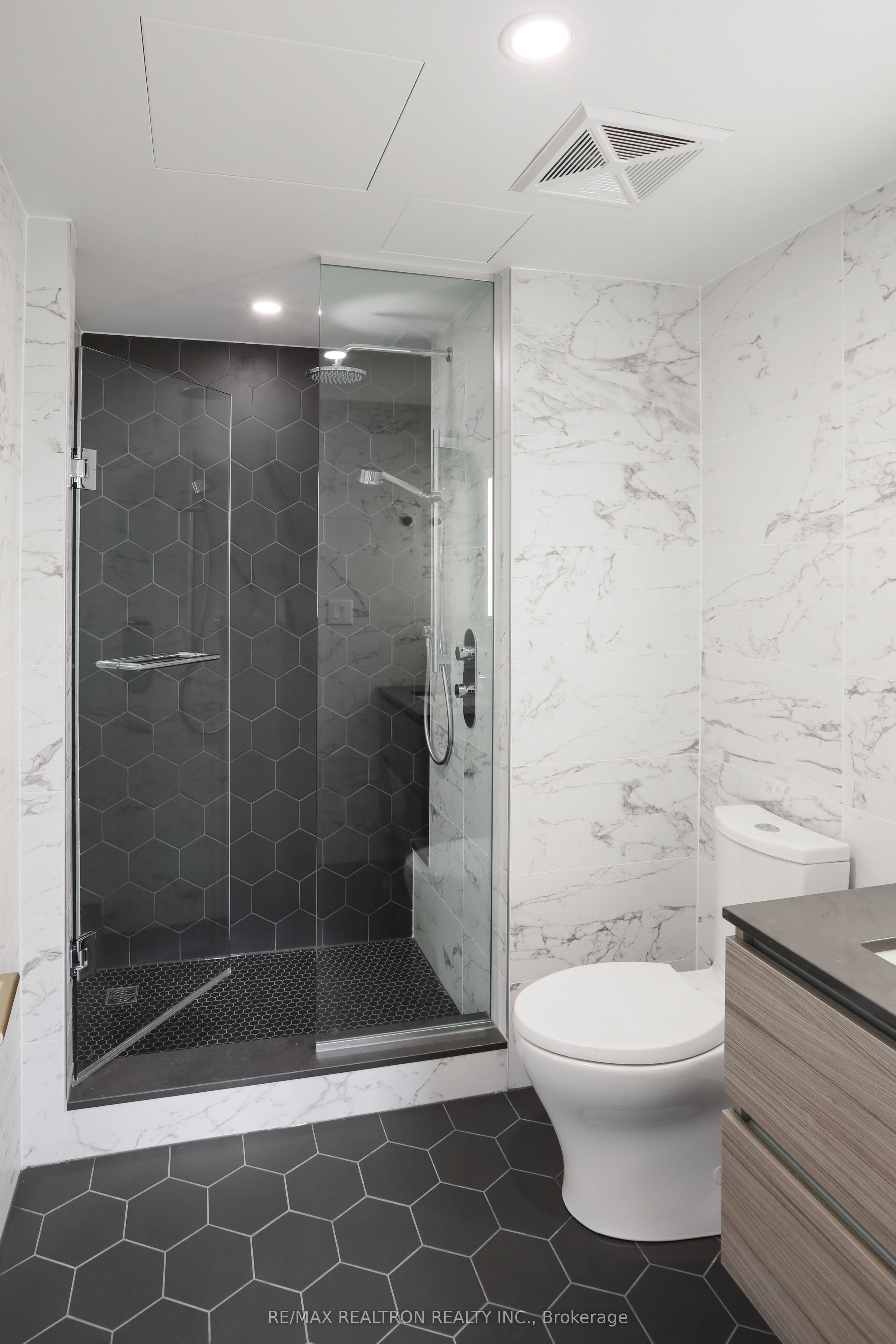 #304 - 2 Clarendon Avenue Property Photo 5