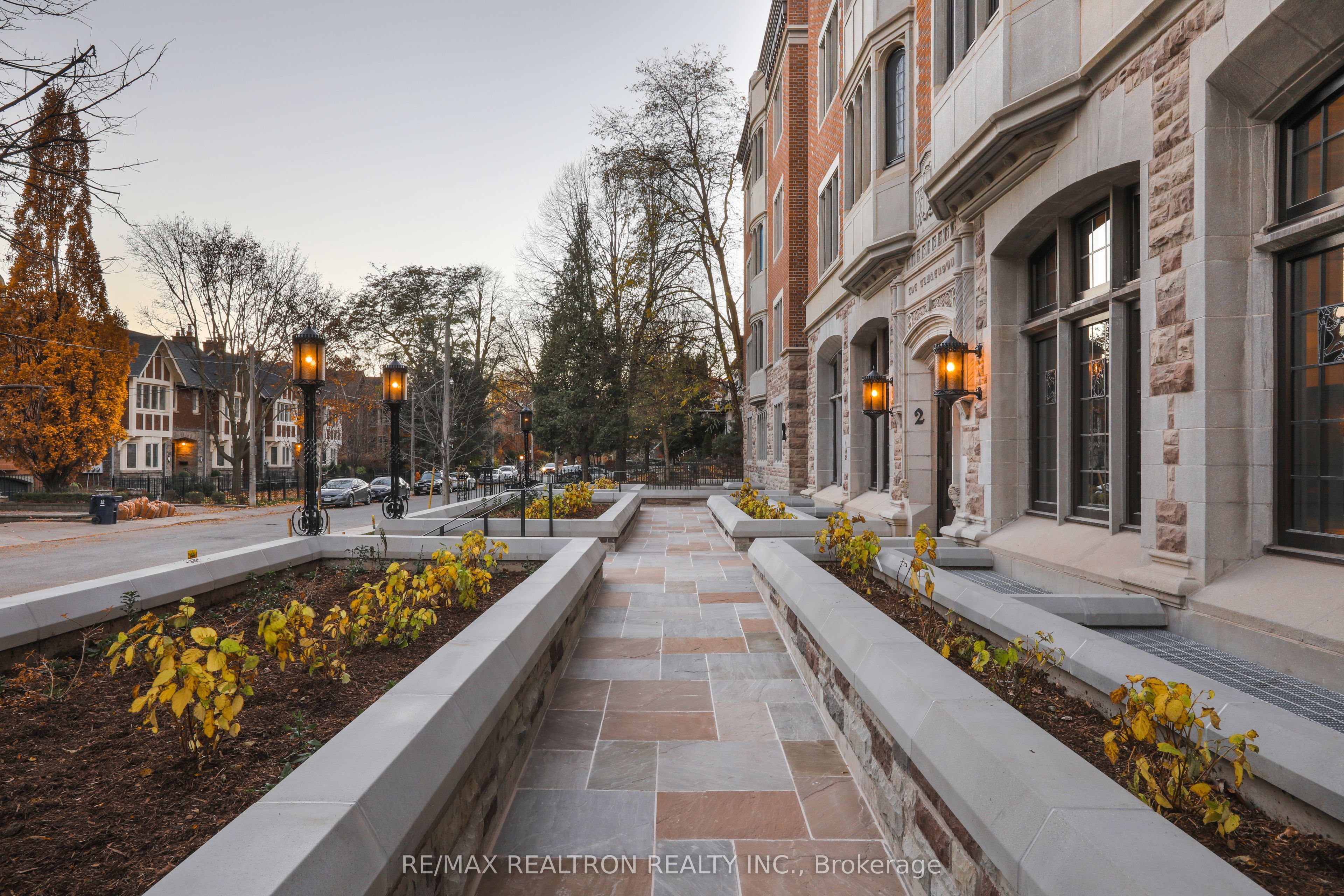 #304 - 2 Clarendon Avenue Property Photo 7