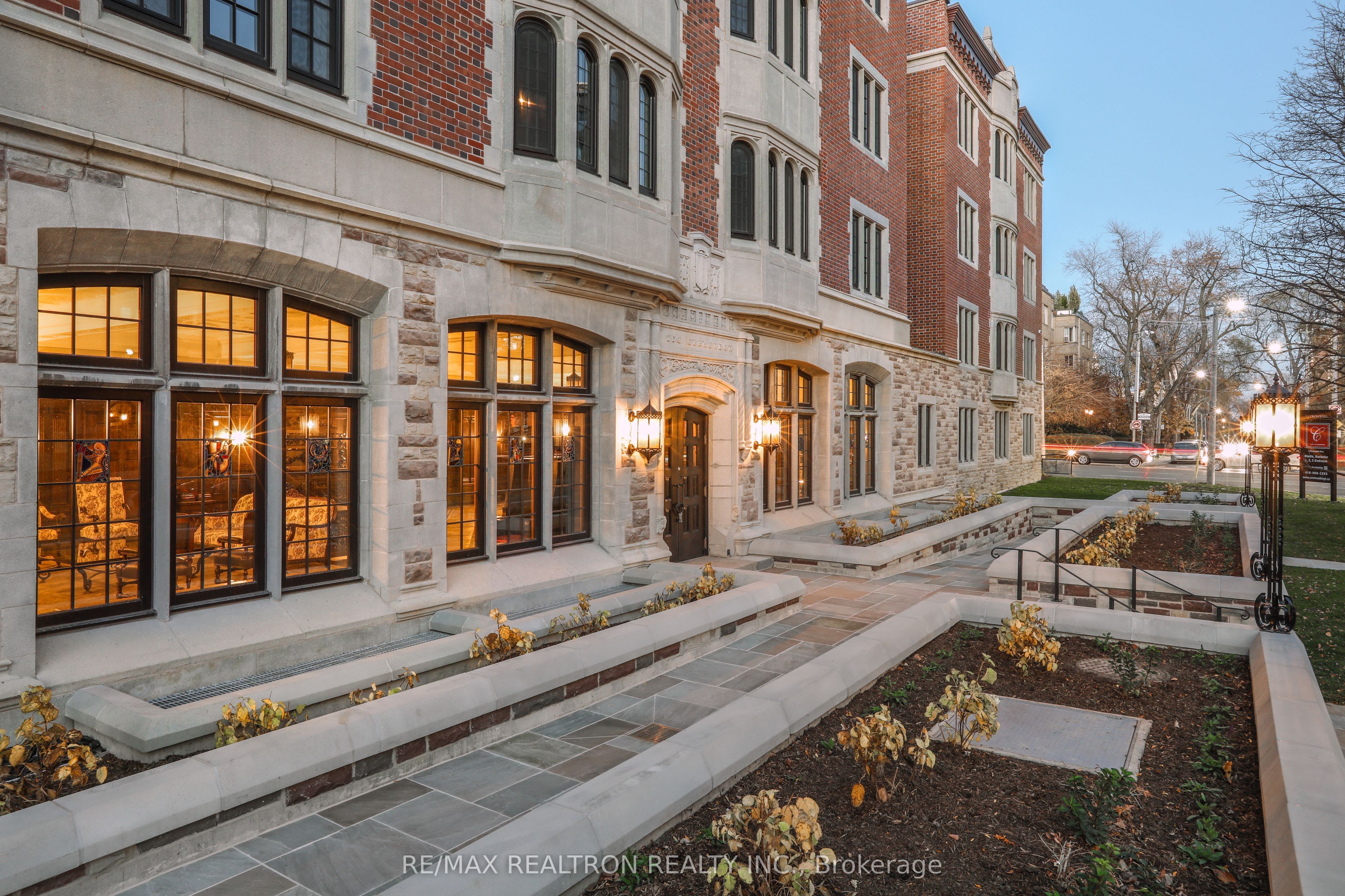 #304 - 2 Clarendon Avenue Property Photo 8