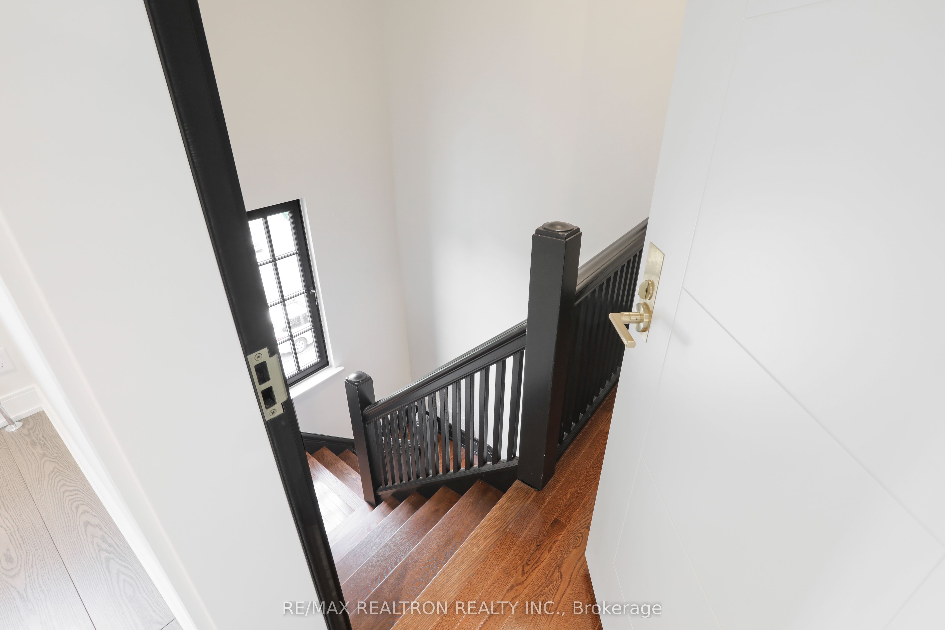 #304 - 2 Clarendon Avenue Property Photo 9