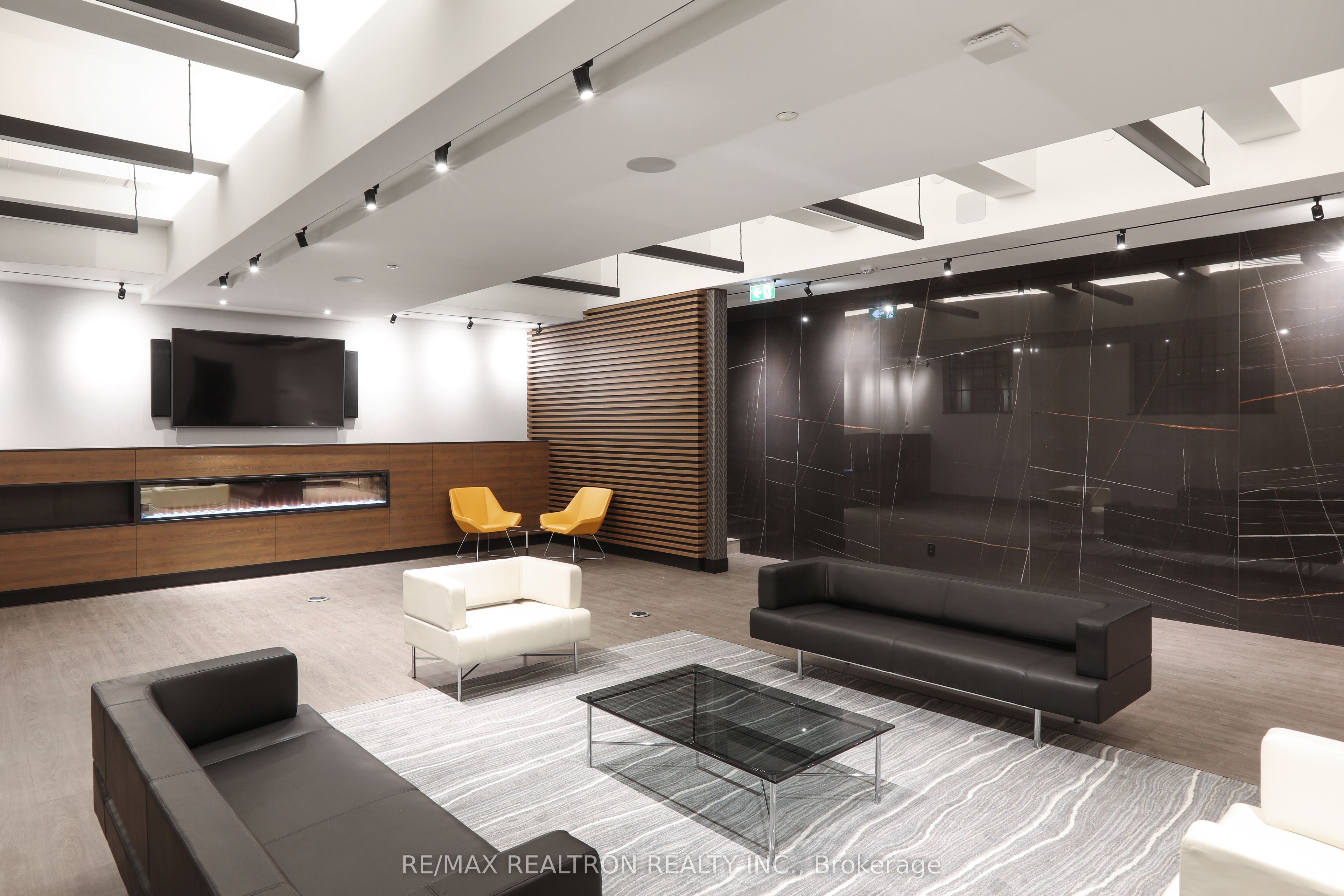 #304 - 2 Clarendon Avenue Property Photo 14