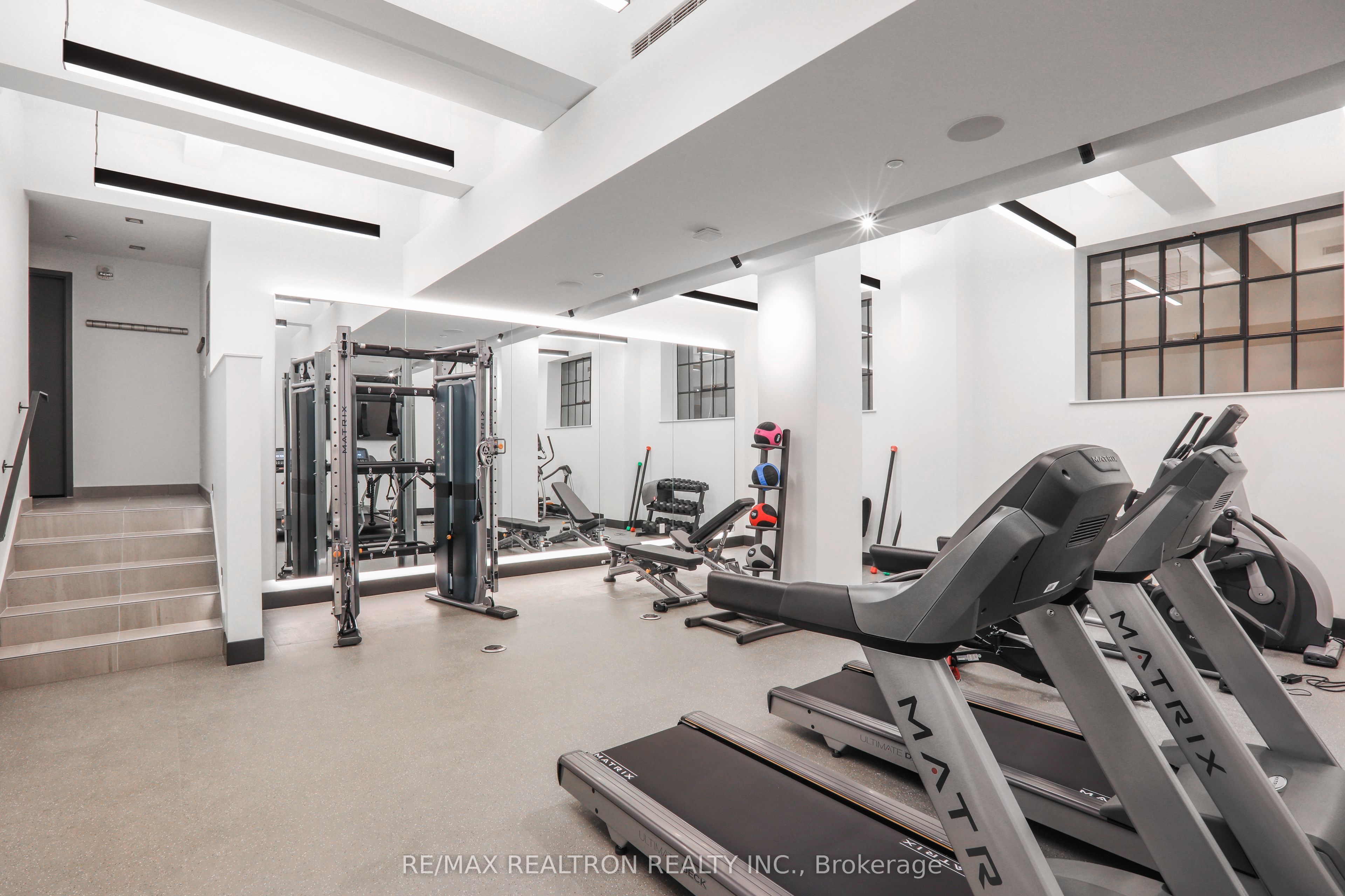 #304 - 2 Clarendon Avenue Property Photo 16