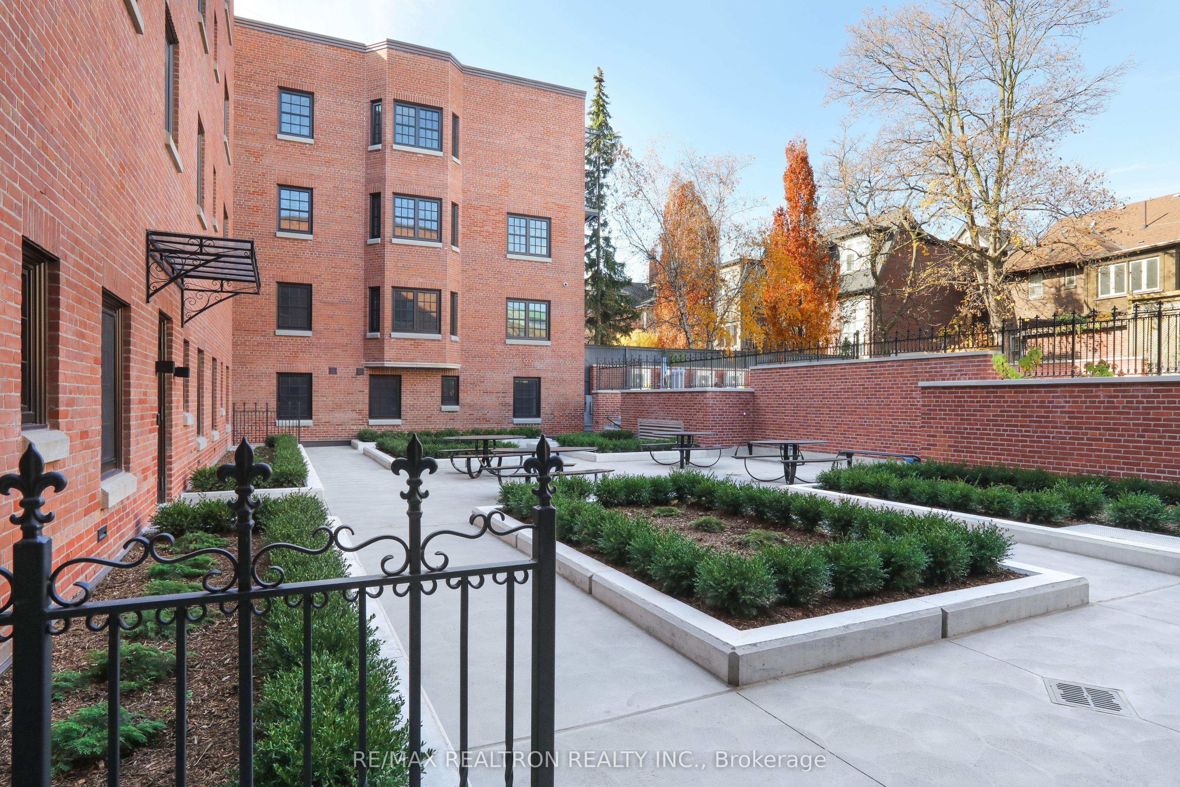 #304 - 2 Clarendon Avenue Property Photo 19
