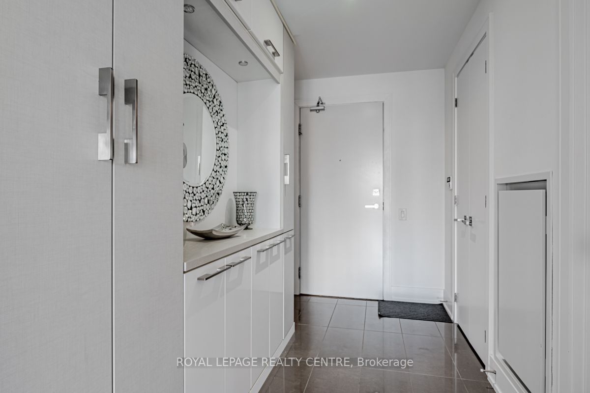 #611 - 170 Avenue Road Property Photo 2