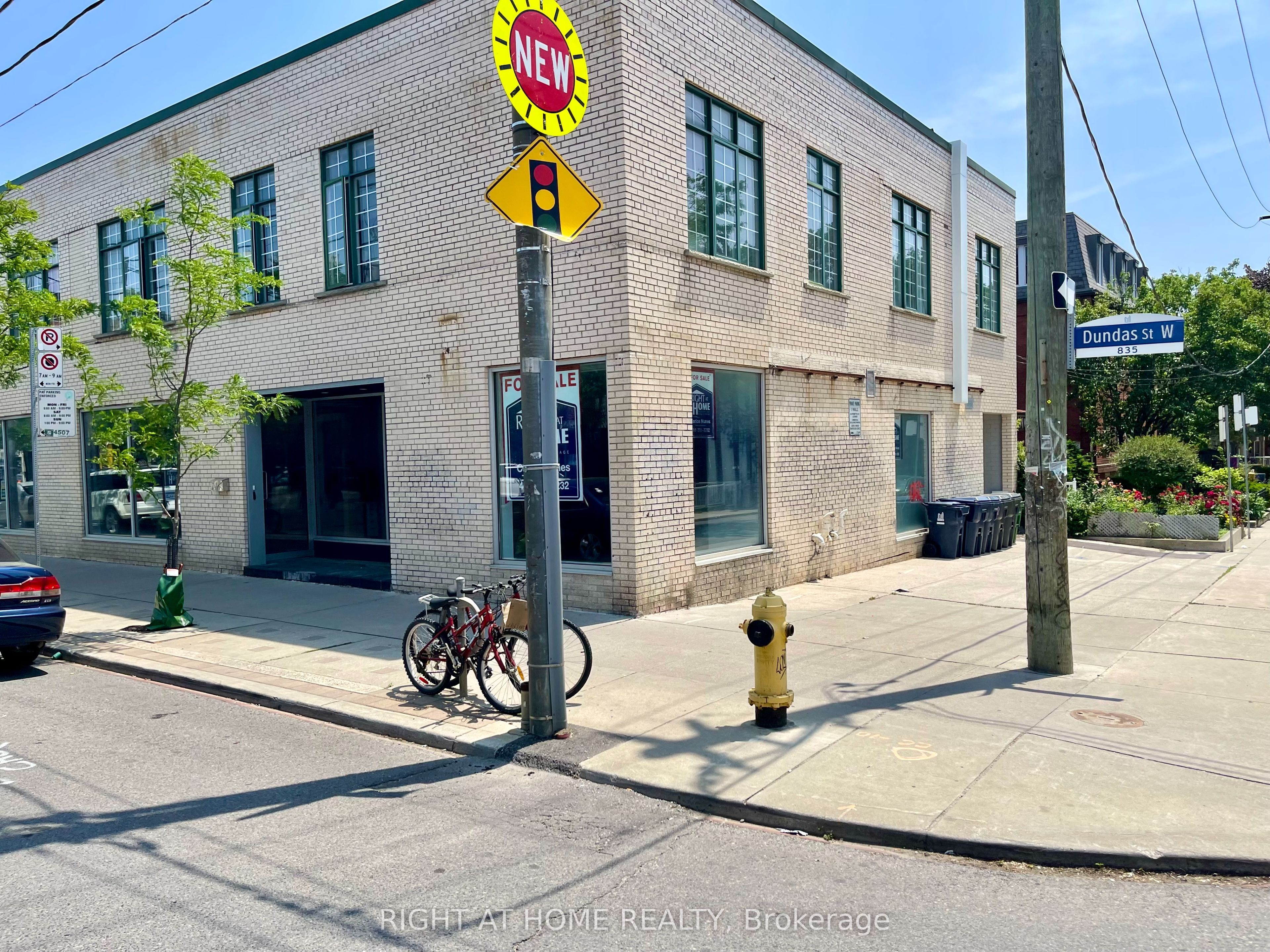 837 Dundas Street Property Photo 2