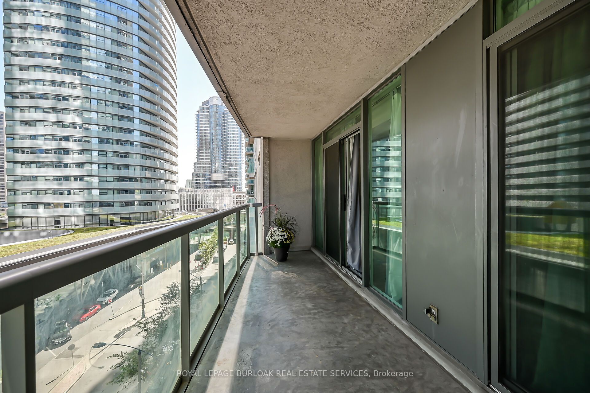 #709 - 30 Grand Trunk Crescent Property Photo 6