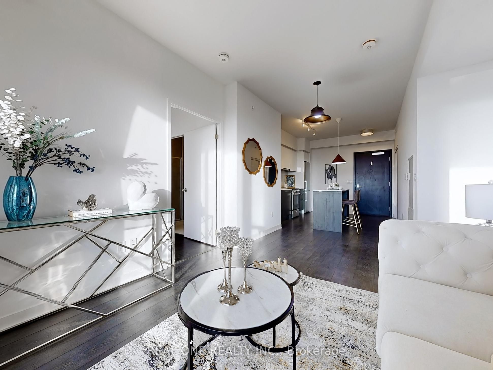 #839 - 31 Tippett Road Property Photo 8