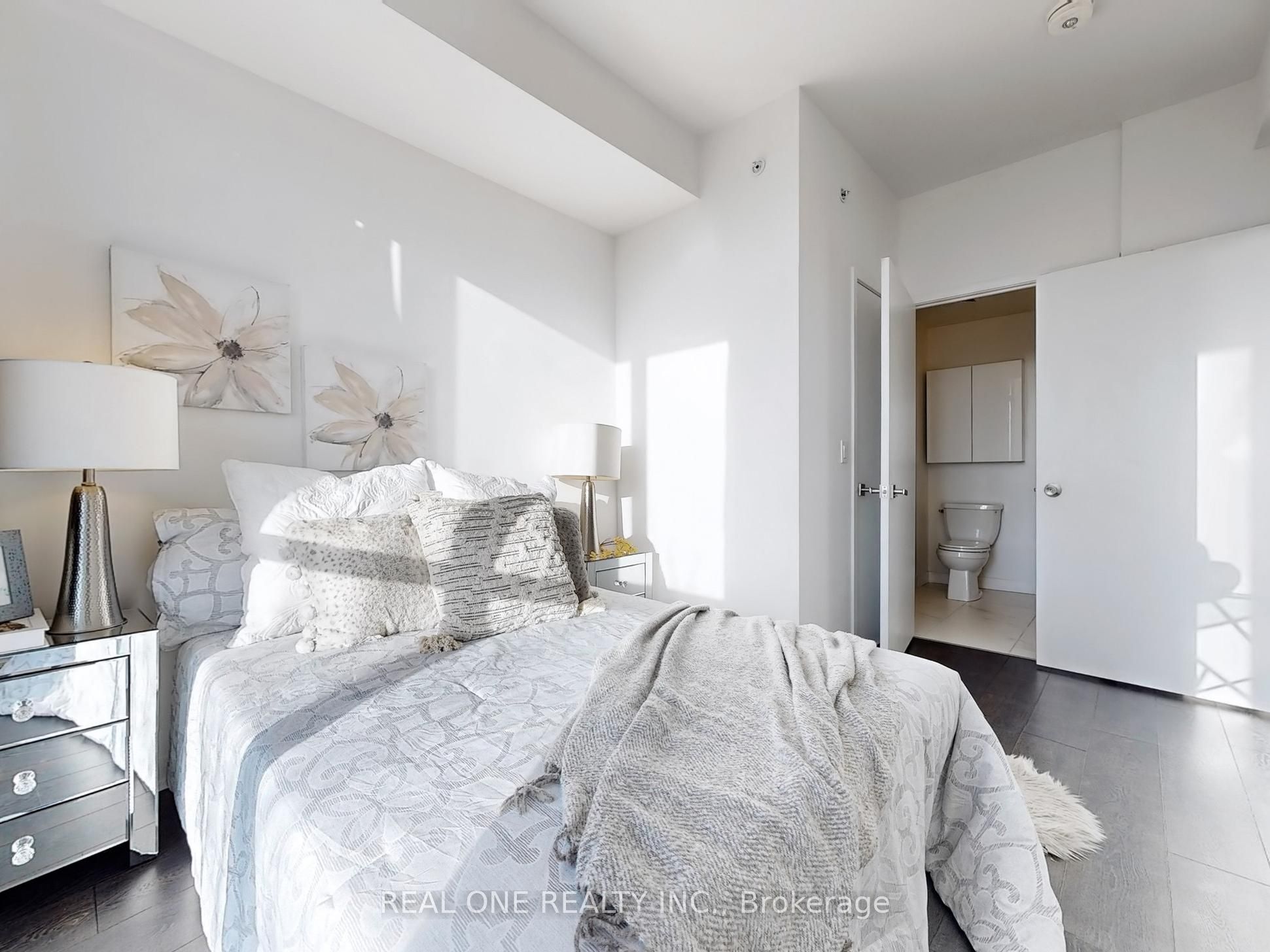 #839 - 31 Tippett Road Property Photo 14