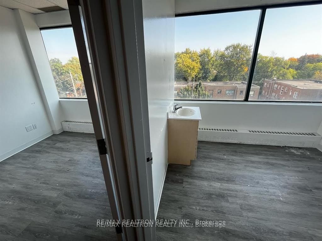 #401 - 3910 Bathurst Crescent Property Photo 4
