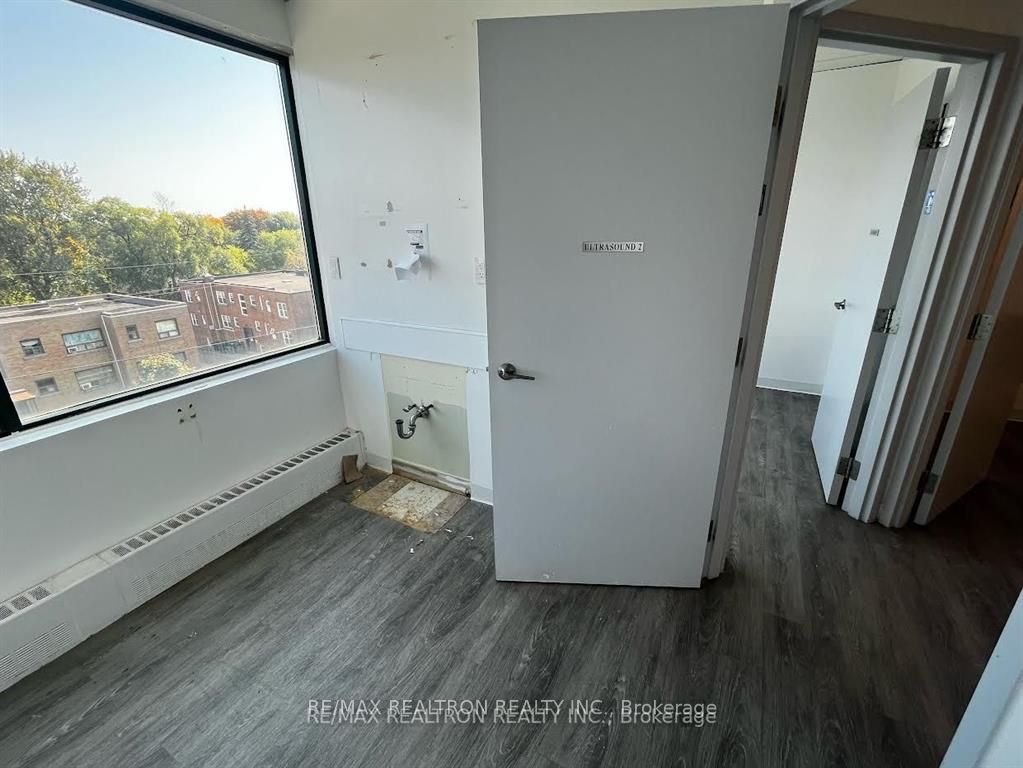 #401 - 3910 Bathurst Crescent Property Photo 5