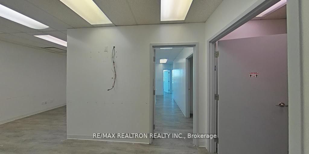 #401 - 3910 Bathurst Crescent Property Photo 6