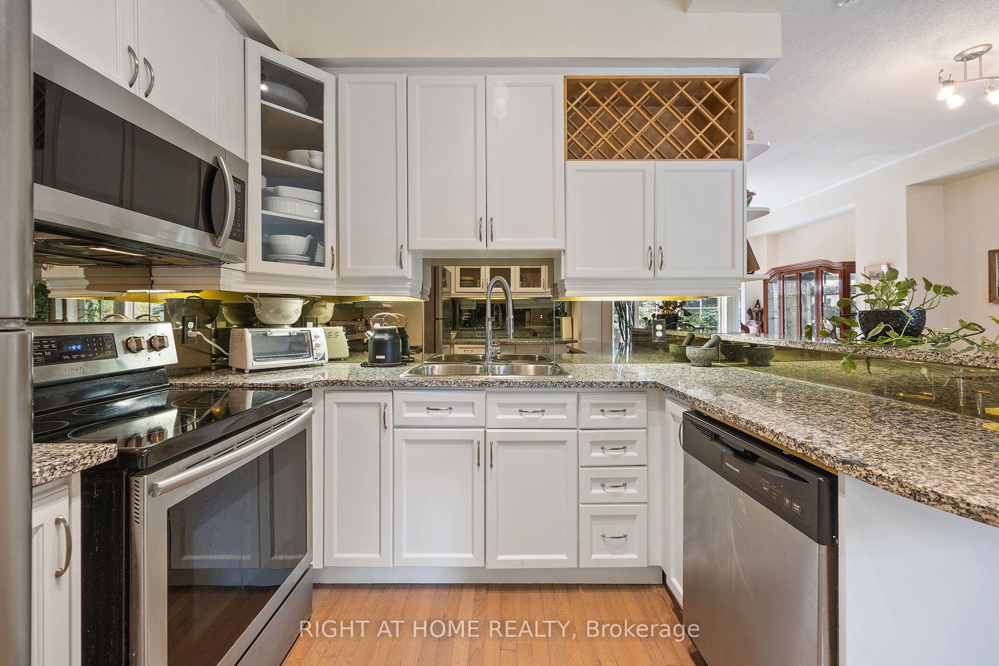 #th15 - 8 Rean Drive Property Photo 8