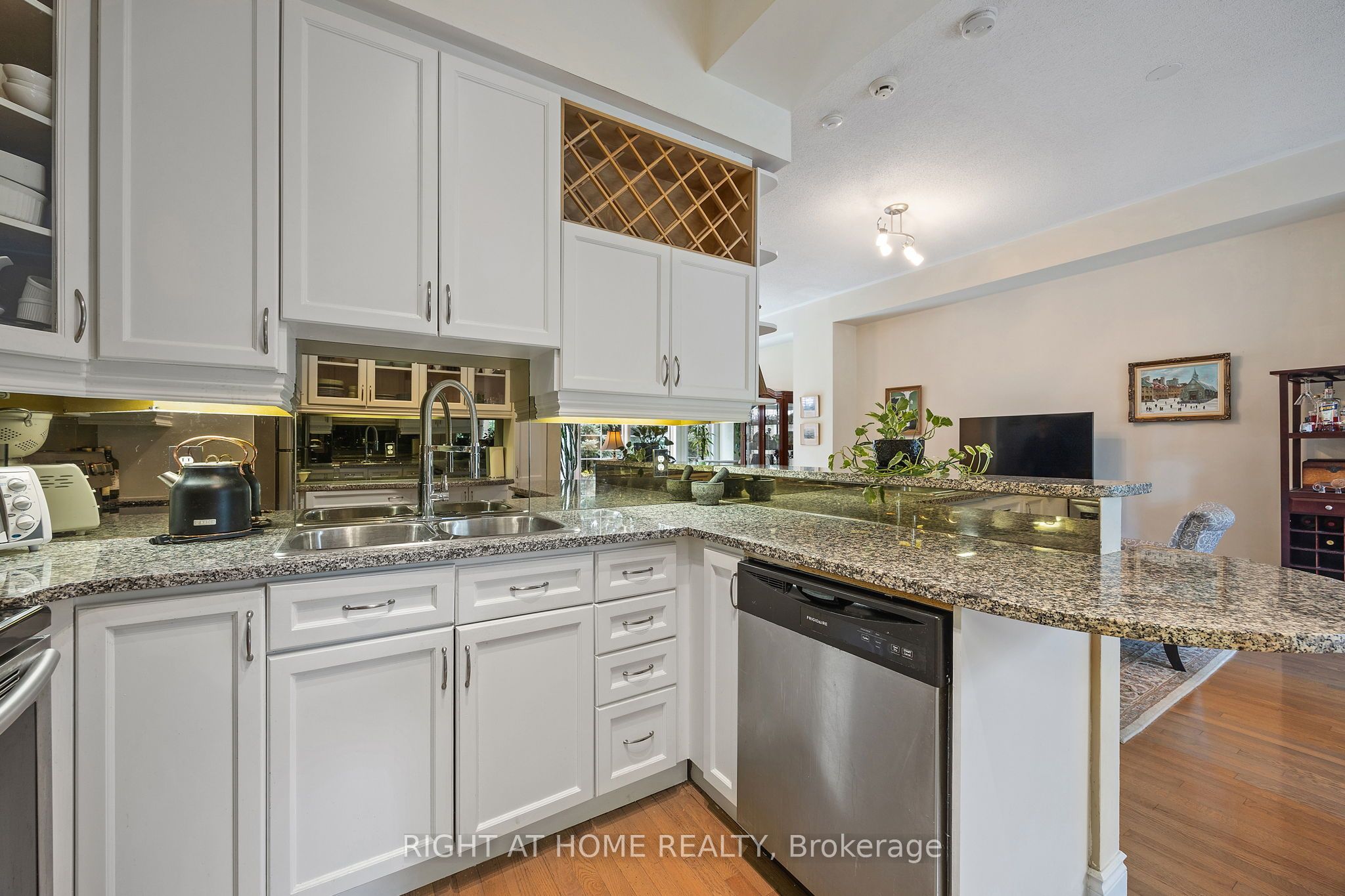 #th15 - 8 Rean Drive Property Photo 9