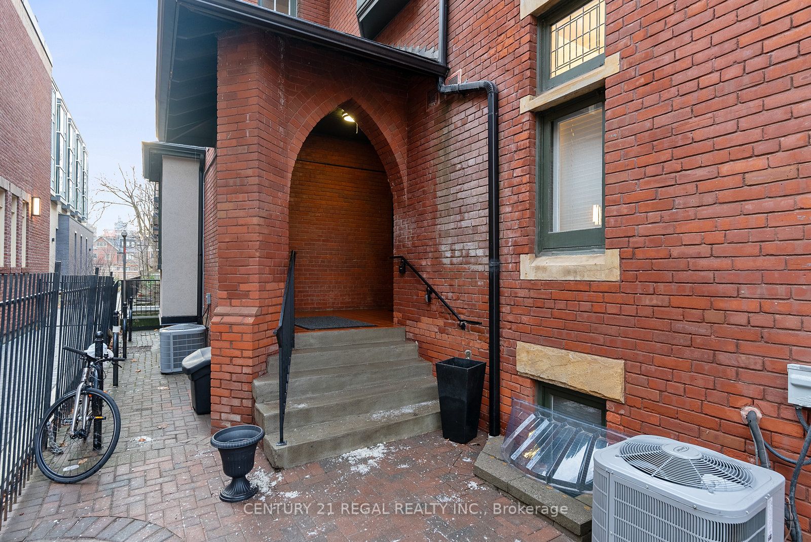 #3 - 228 St George Street Property Photo 2