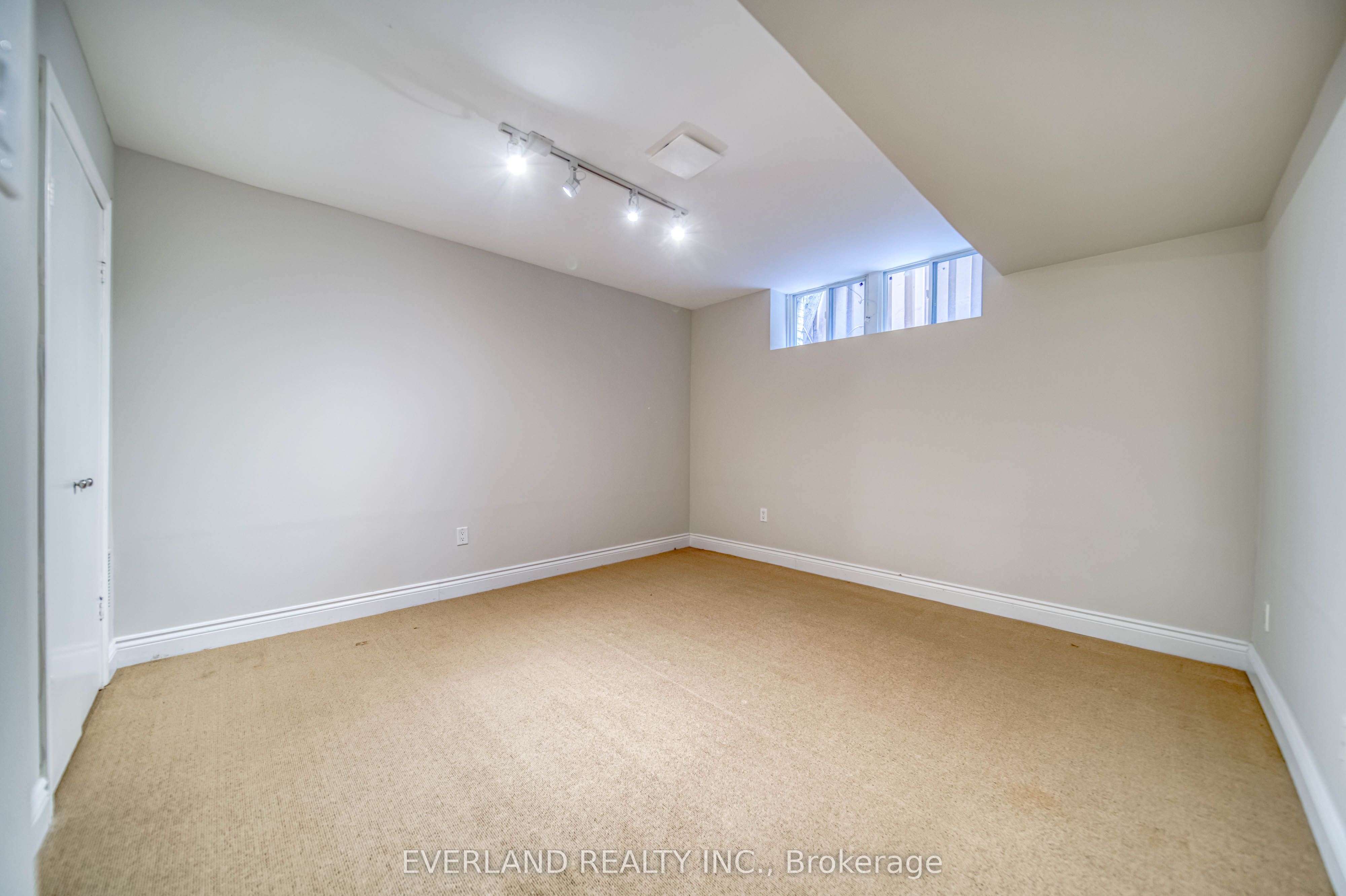 8 Elliotwood Court Property Photo 35