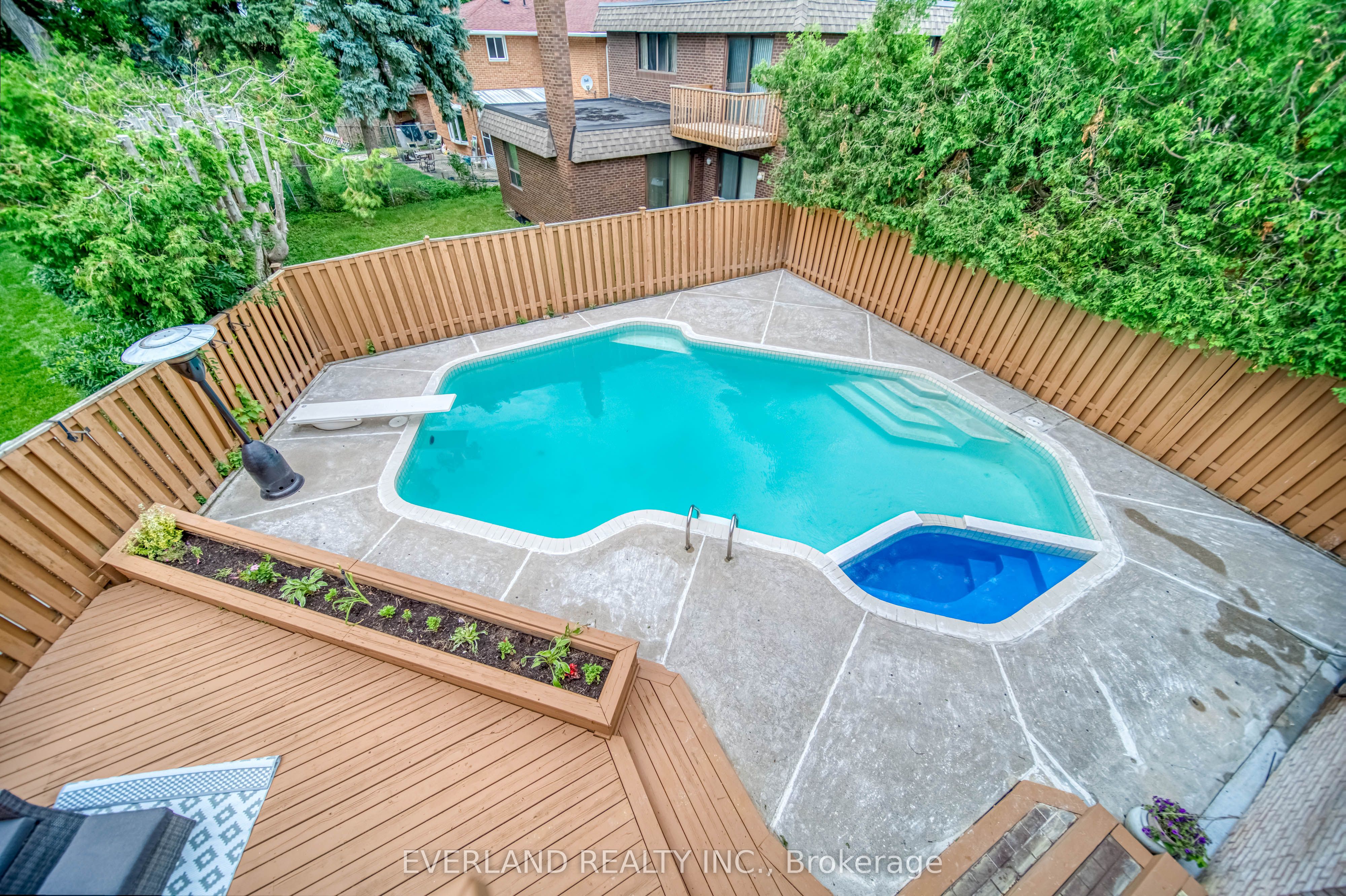 8 Elliotwood Court Property Photo 38