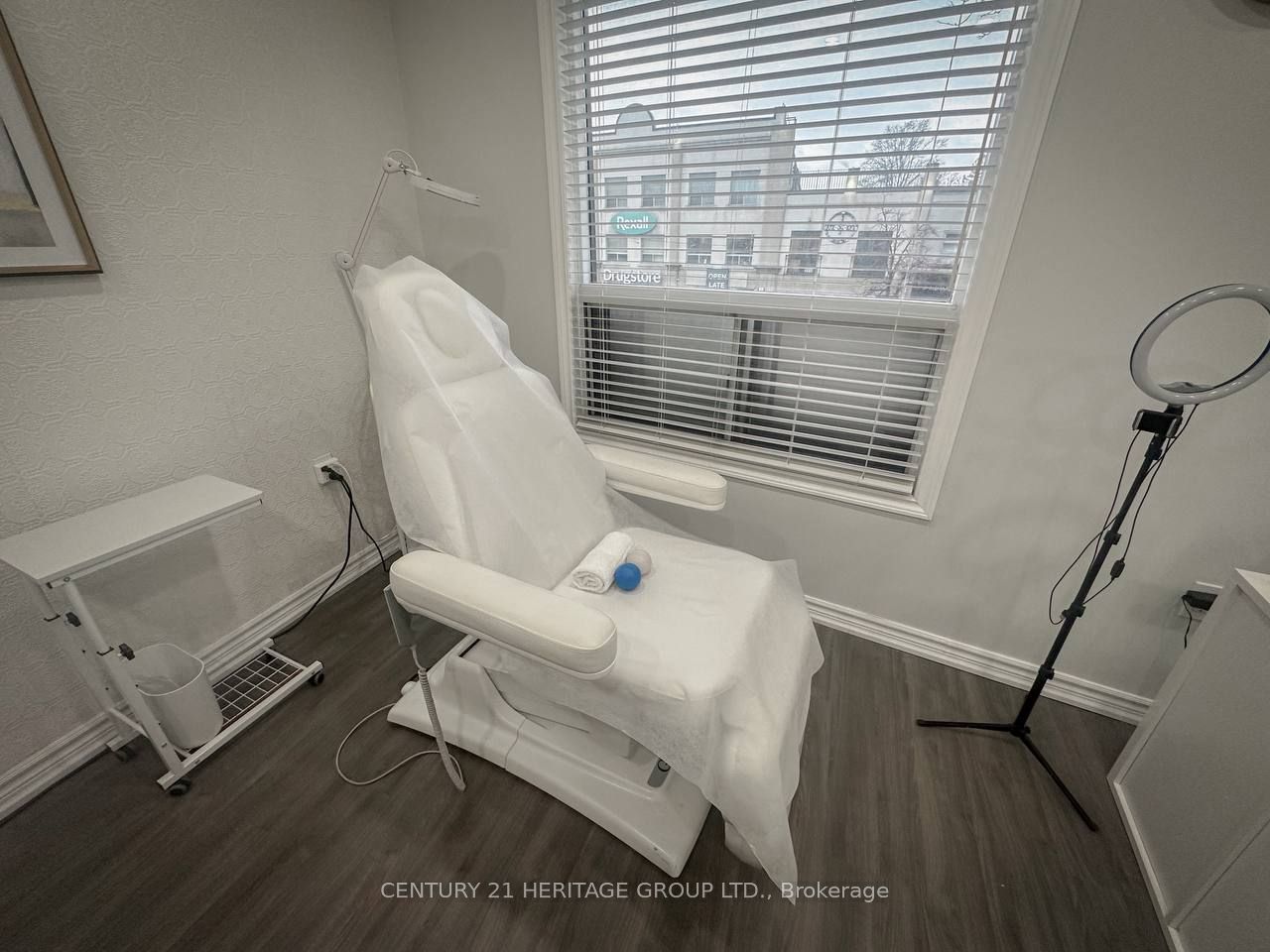 #upper - 3421 Yonge Street Property Photo 2