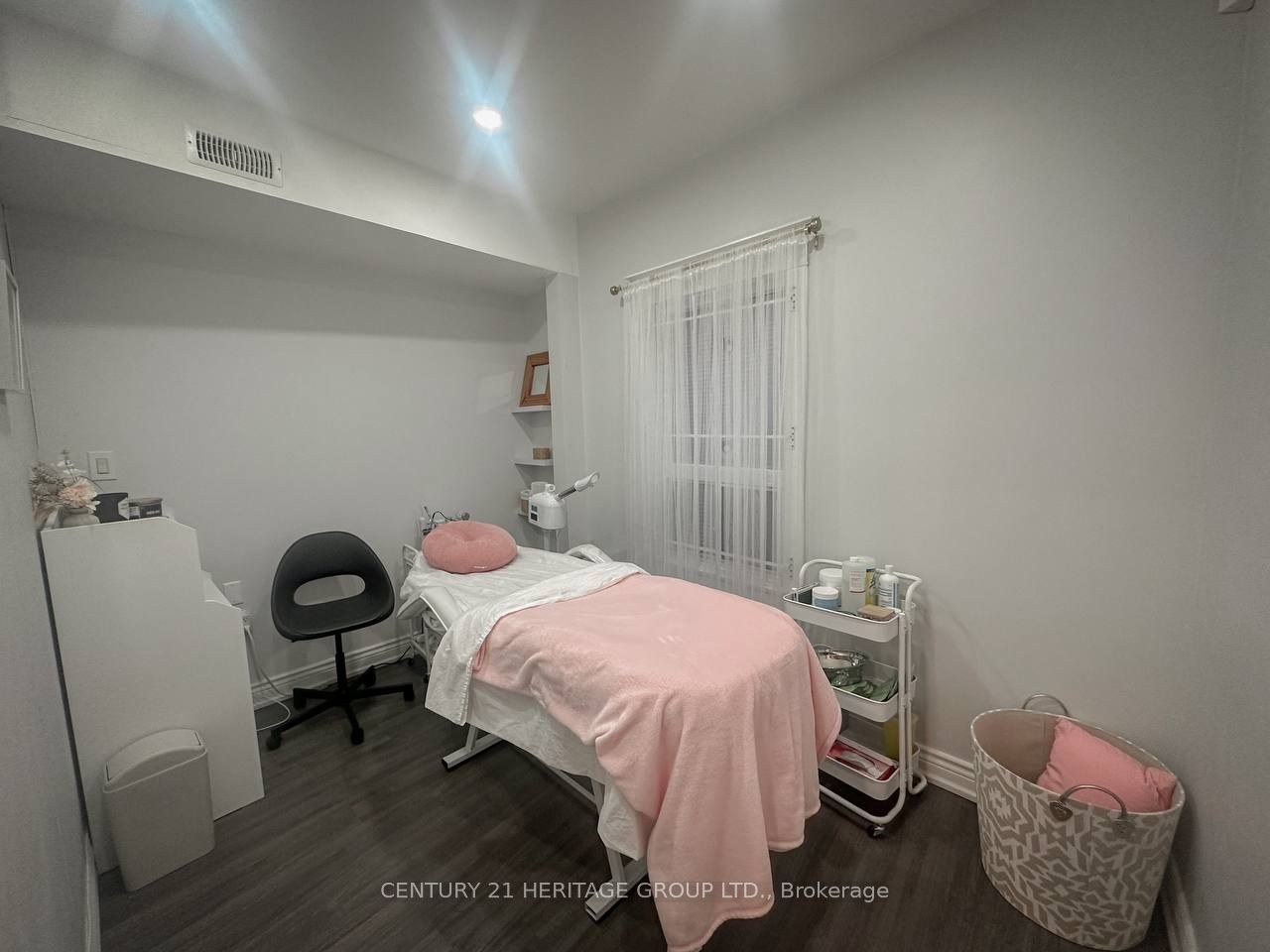 #upper - 3421 Yonge Street Property Photo 3