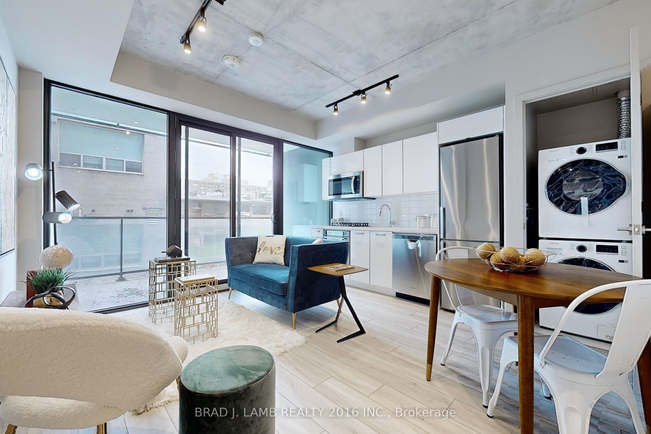 #202 - 458 Richmond Street Property Photo 2