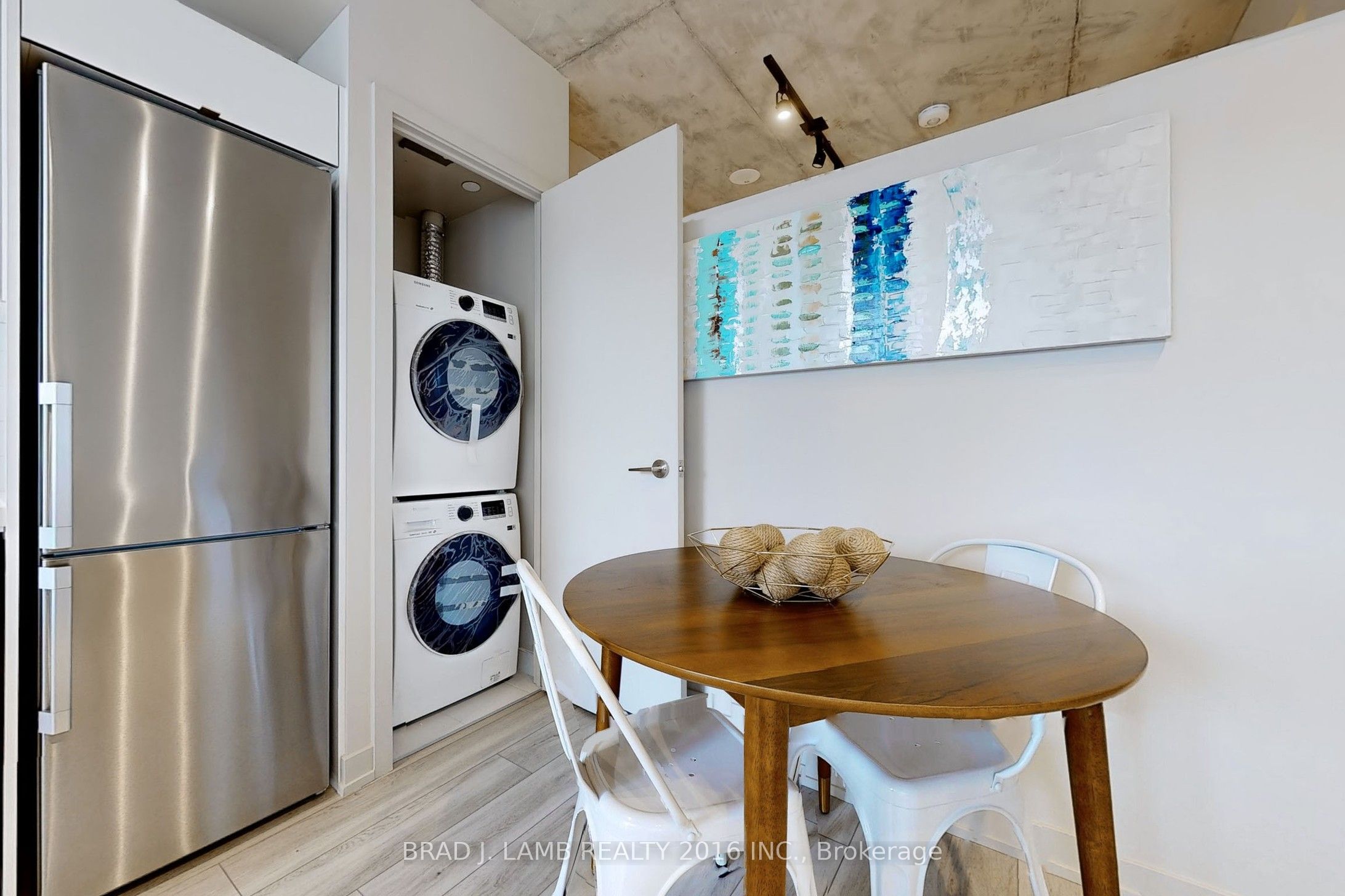 #202 - 458 Richmond Street Property Photo 6