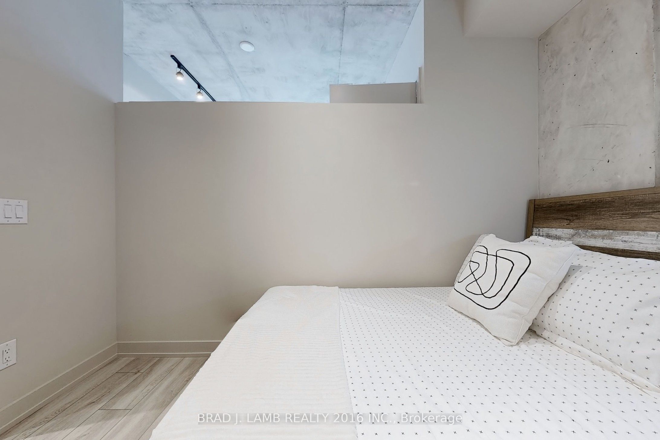 #202 - 458 Richmond Street Property Photo 13