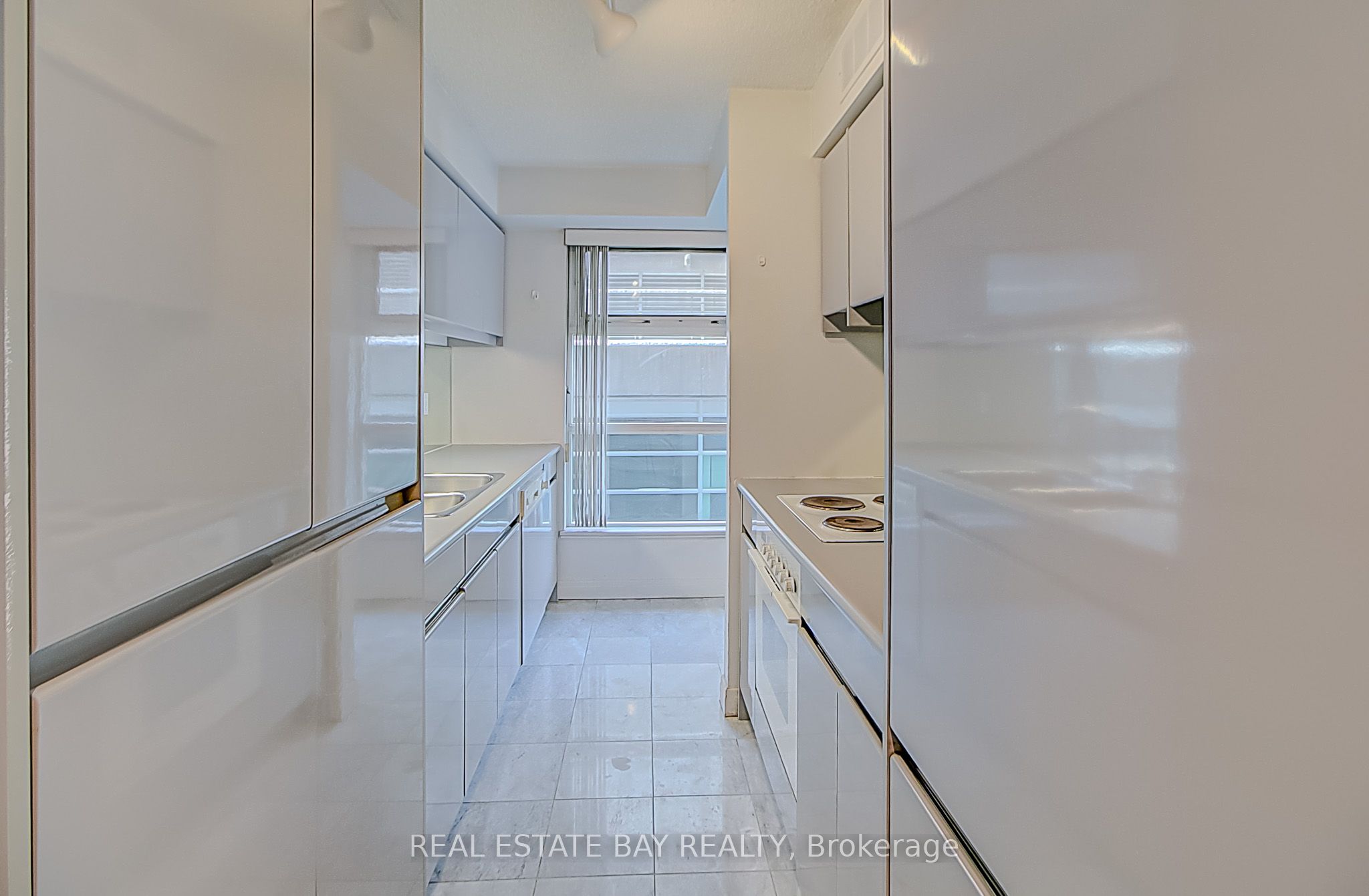#1005 - 50 Lombard Street Property Photo 11