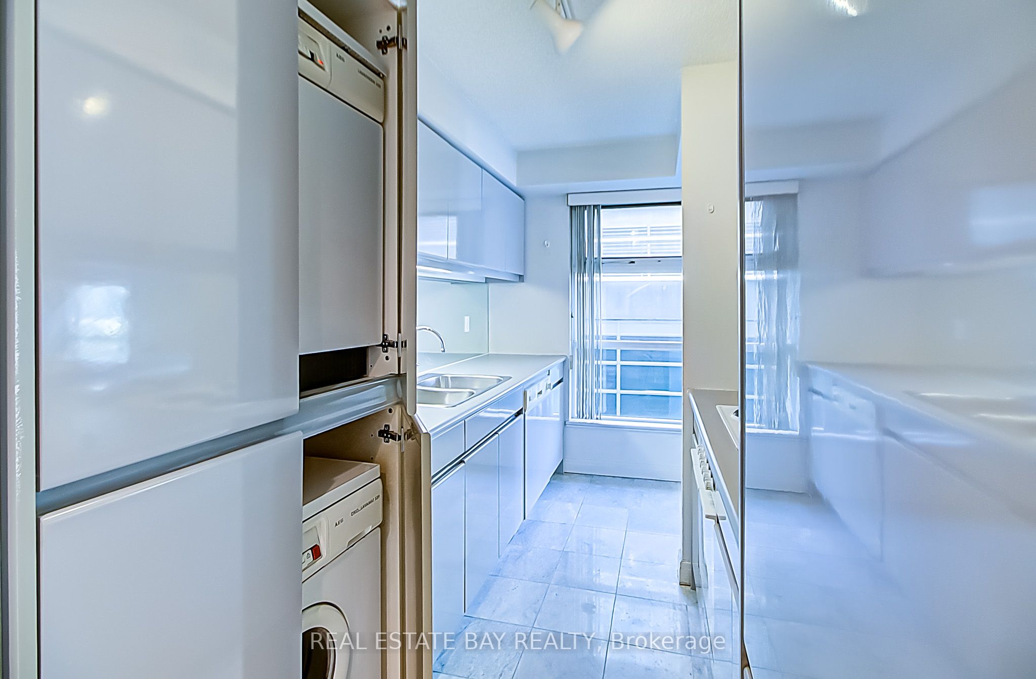 #1005 - 50 Lombard Street Property Photo 12