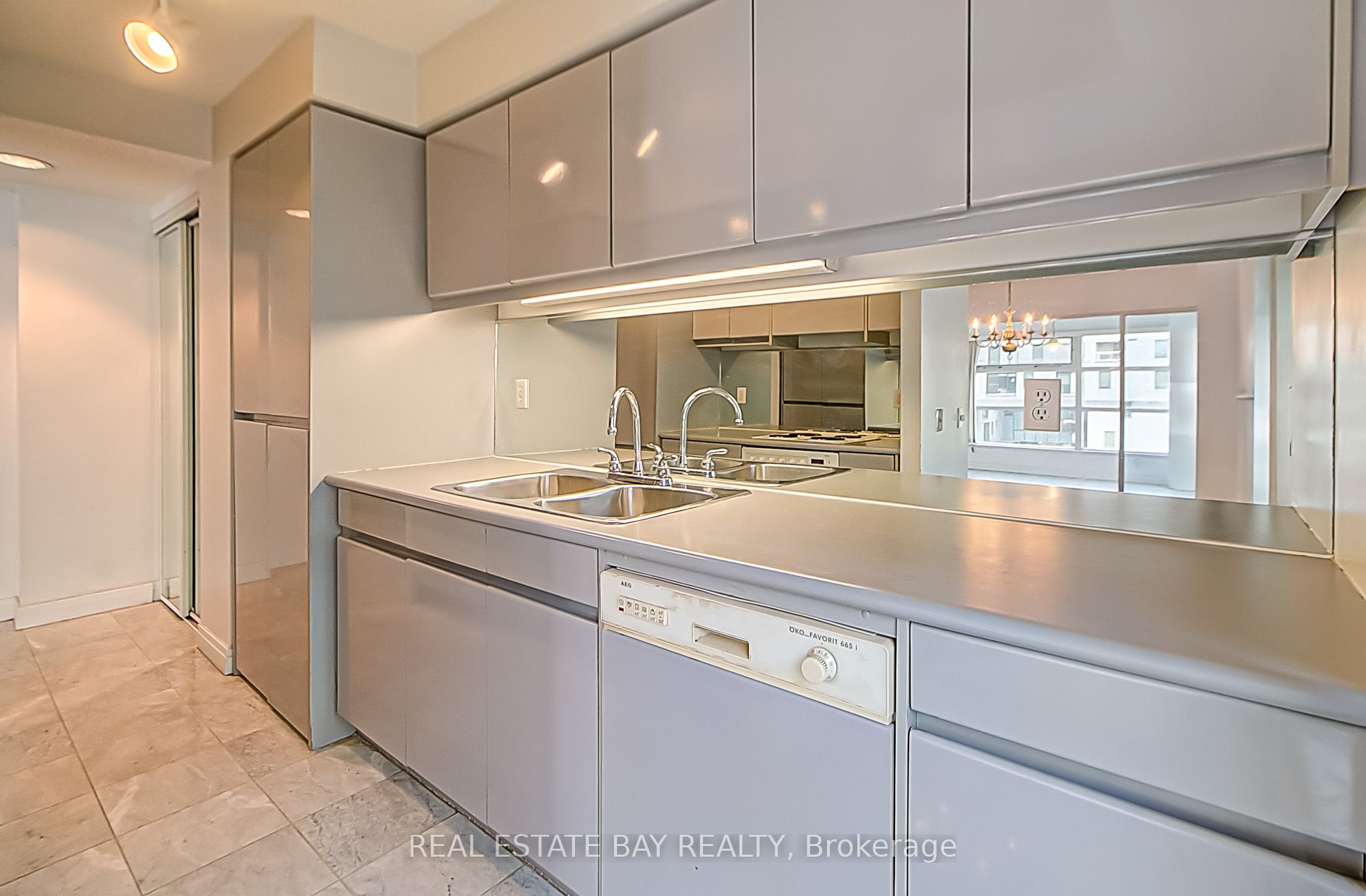 #1005 - 50 Lombard Street Property Photo 13