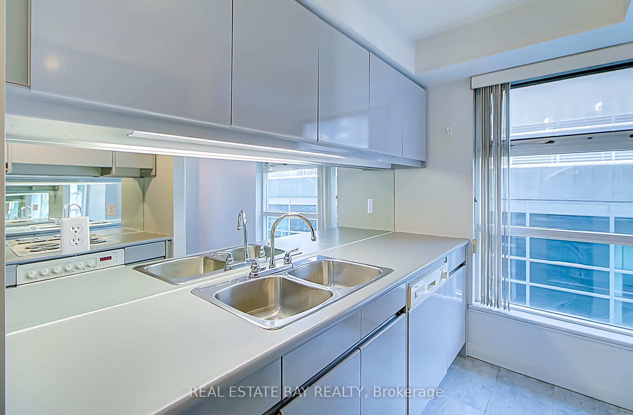 #1005 - 50 Lombard Street Property Photo 14