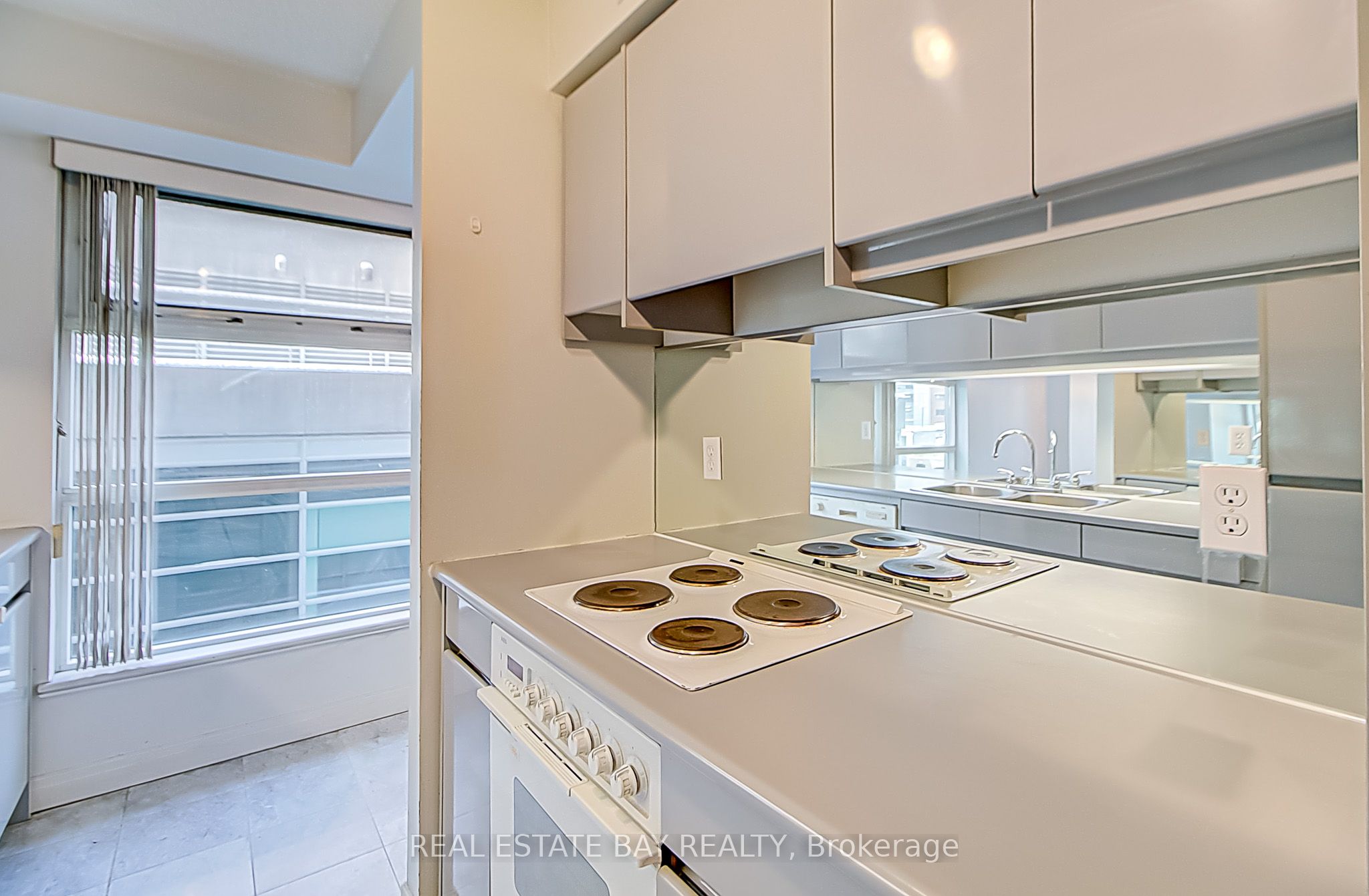 #1005 - 50 Lombard Street Property Photo 16
