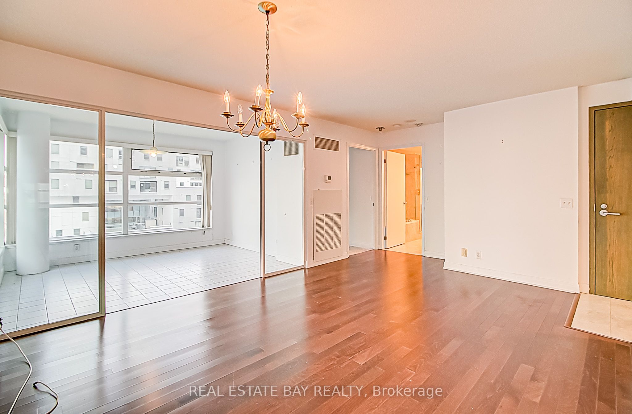 #1005 - 50 Lombard Street Property Photo 17