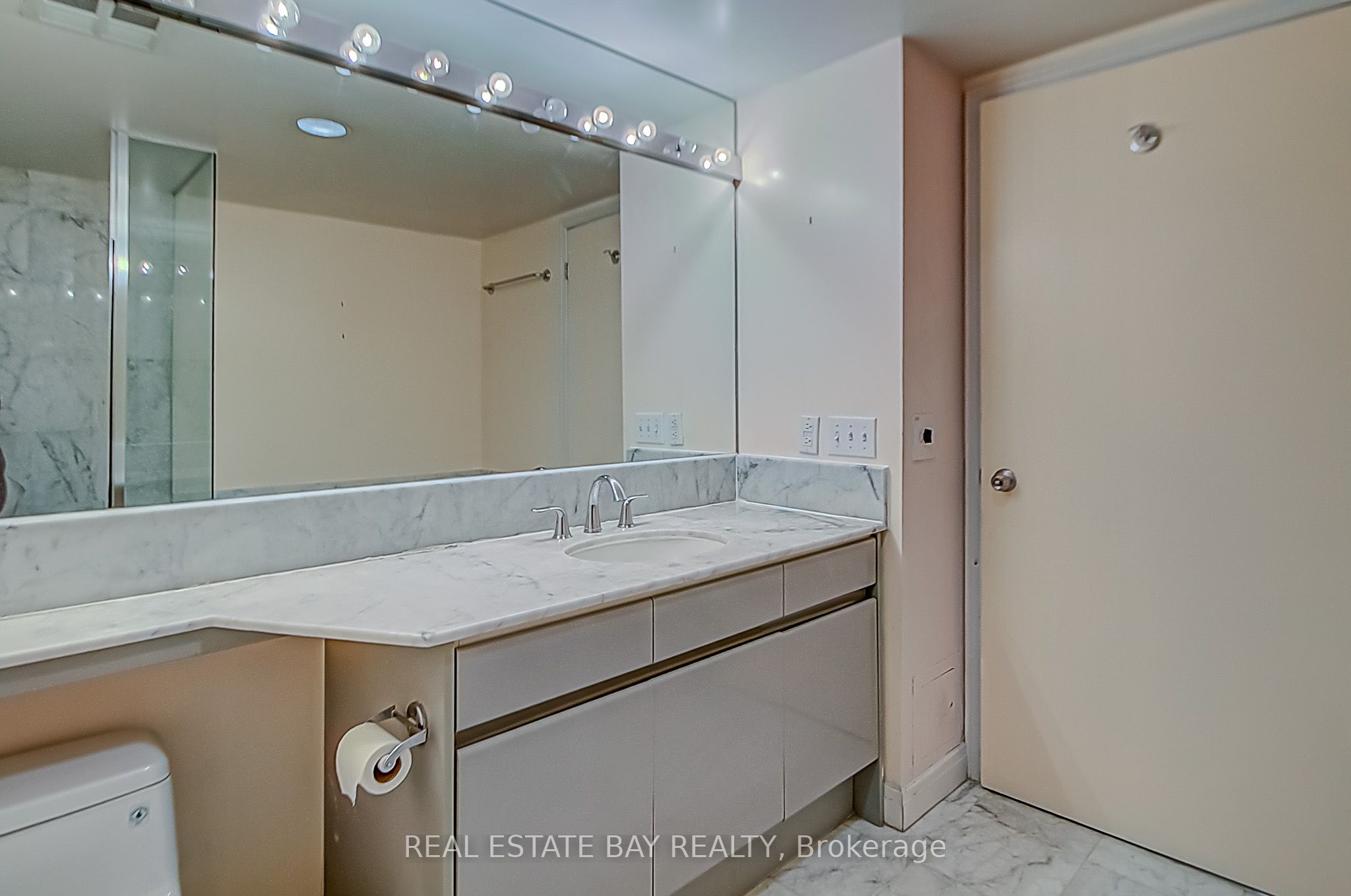 #1005 - 50 Lombard Street Property Photo 21